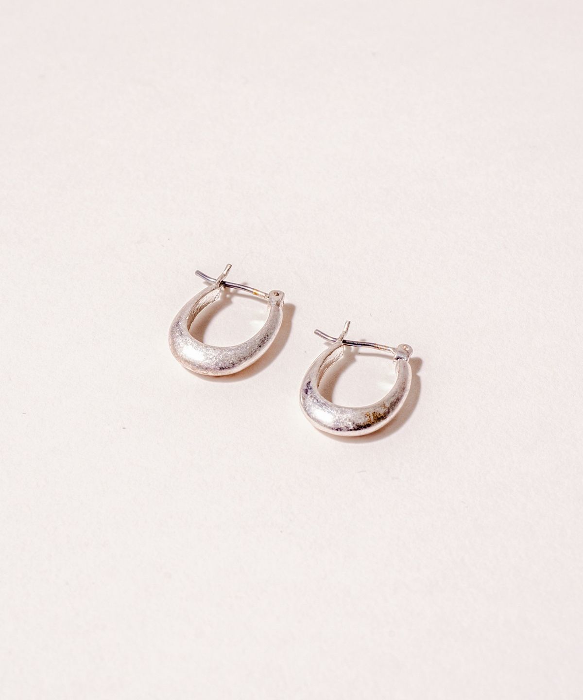 노비스도쿄(NOVICE TOKYO) 빈티지 타원 피어스 Vintage Oval Pierce / Silver
