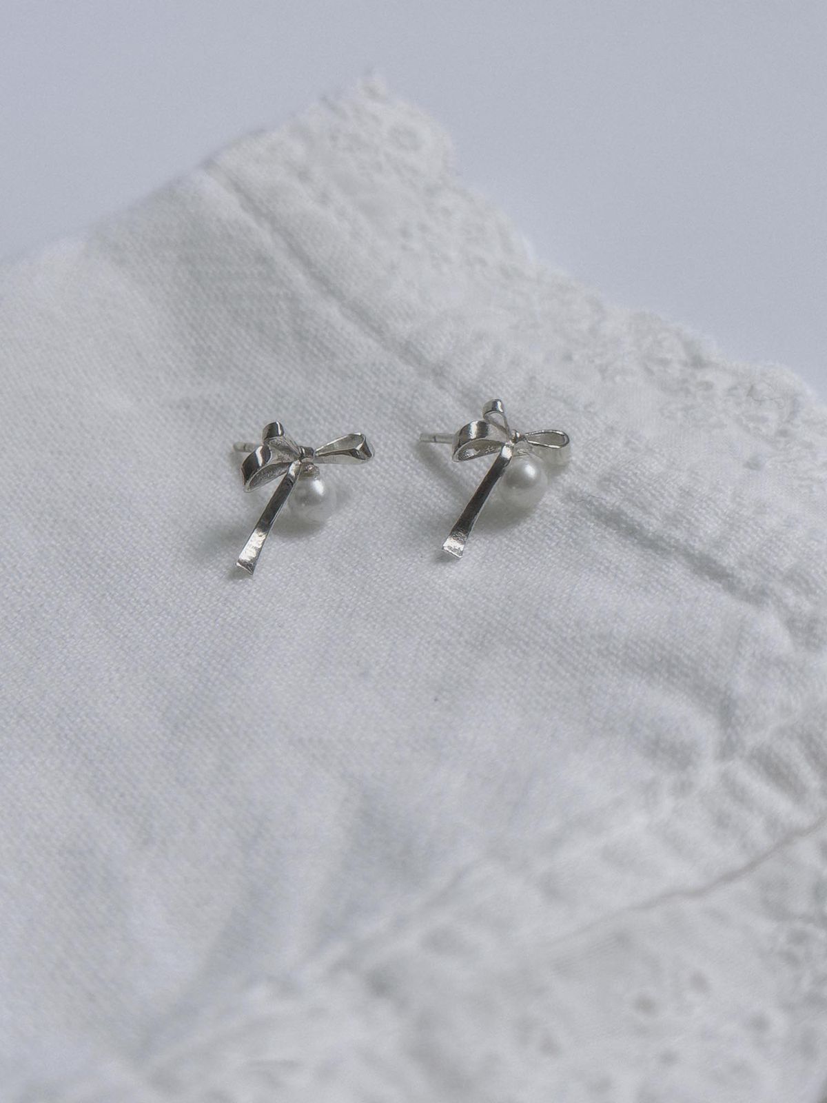 러브트릭스(LOVETRIX) silver925 Ribbon & pearl earring