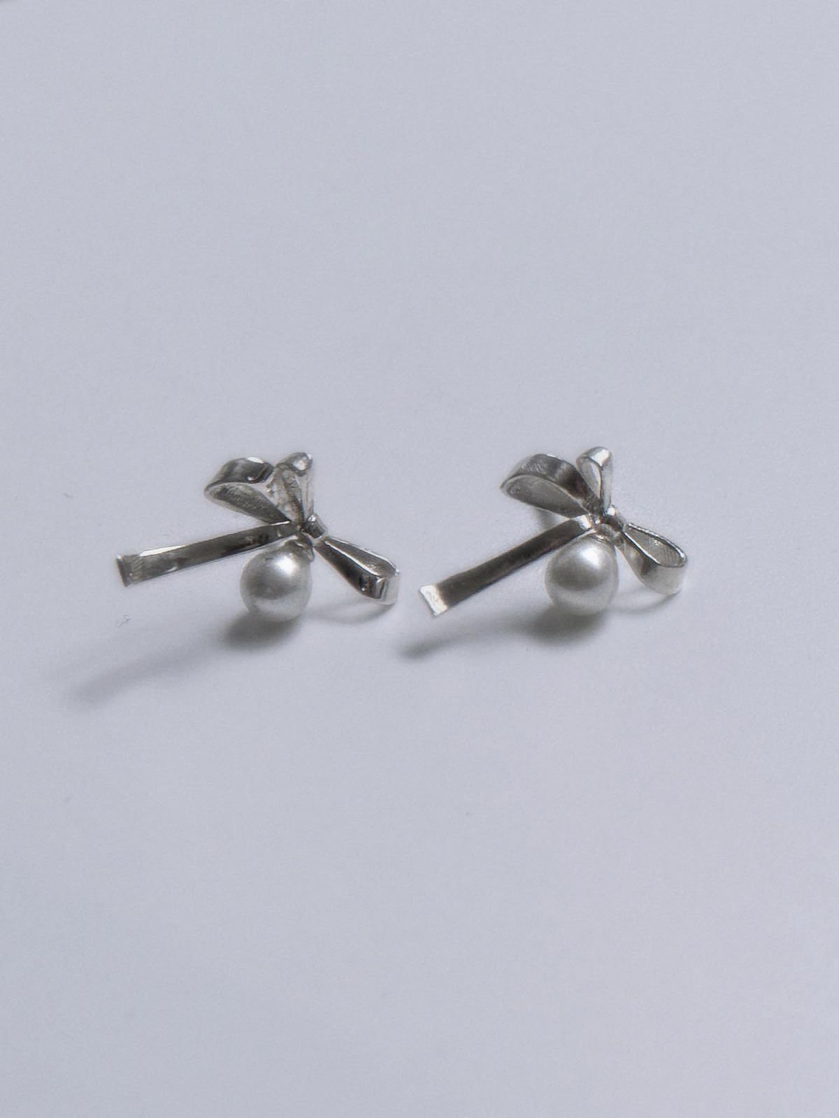 러브트릭스(LOVETRIX) silver925 Ribbon & pearl earring
