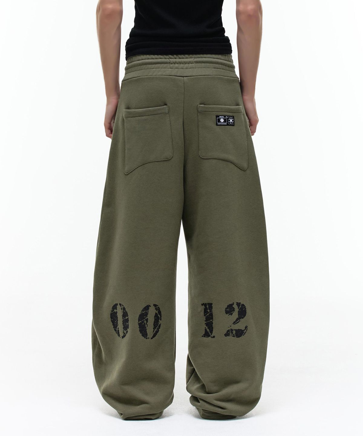 오퍼스 0012(OPUS 0012) Op. 08 CROSS CURVED SWEAT PANTS KHAKI