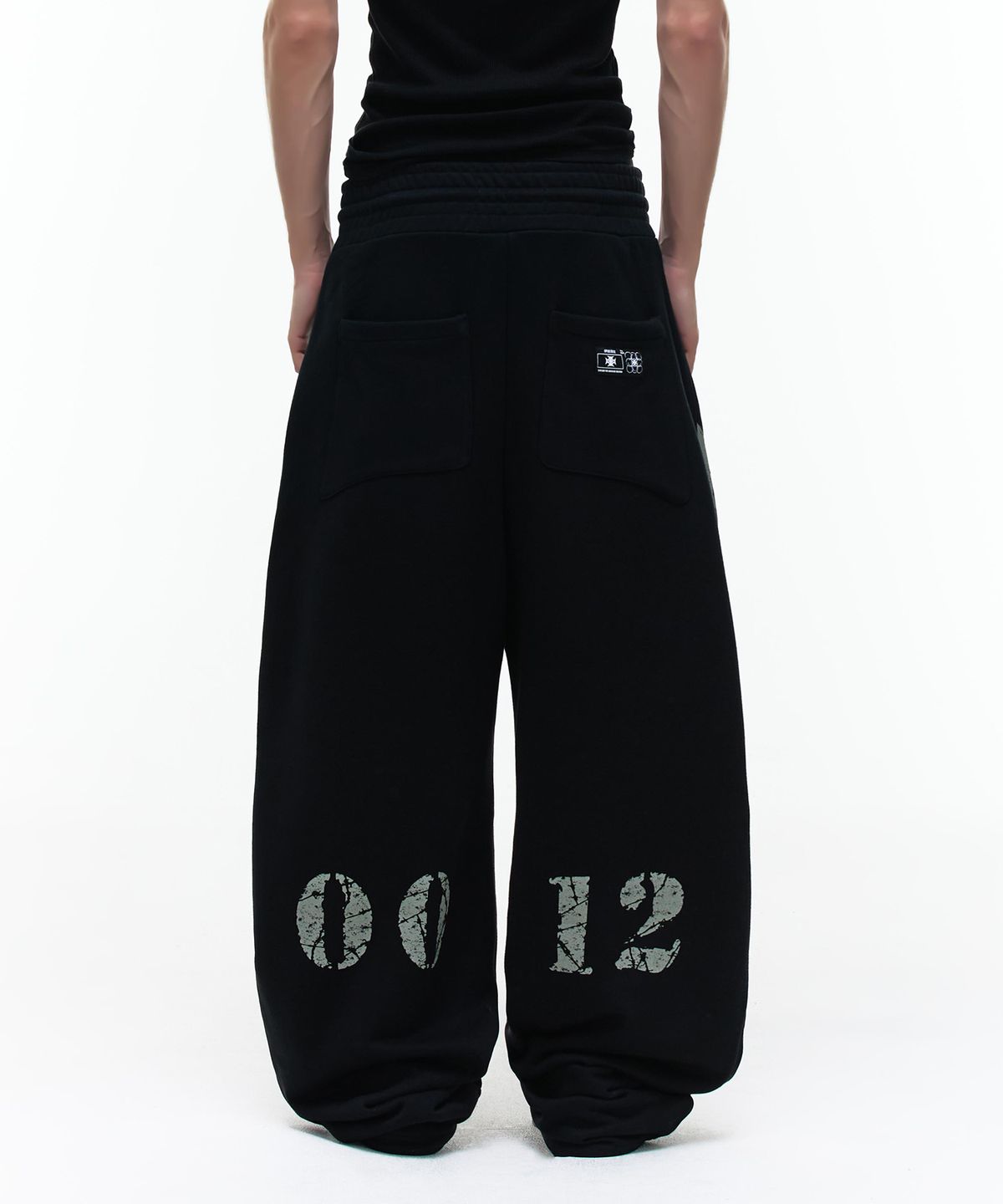 오퍼스 0012(OPUS 0012) Op. 08 CROSS CURVED SWEAT PANTS BLACK