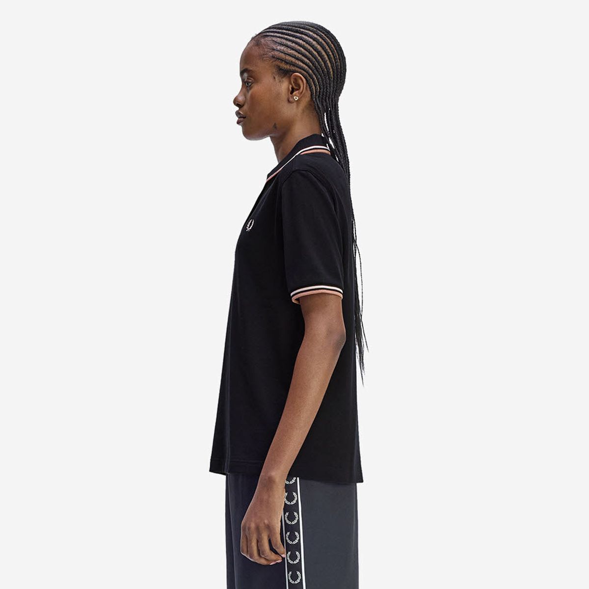 프레드페리(FRED PERRY) [G3600] 여성 트윈 팁 프레드페리 셔츠 - 블랙/실키피치/블로썸 AFPF2533600-Z76