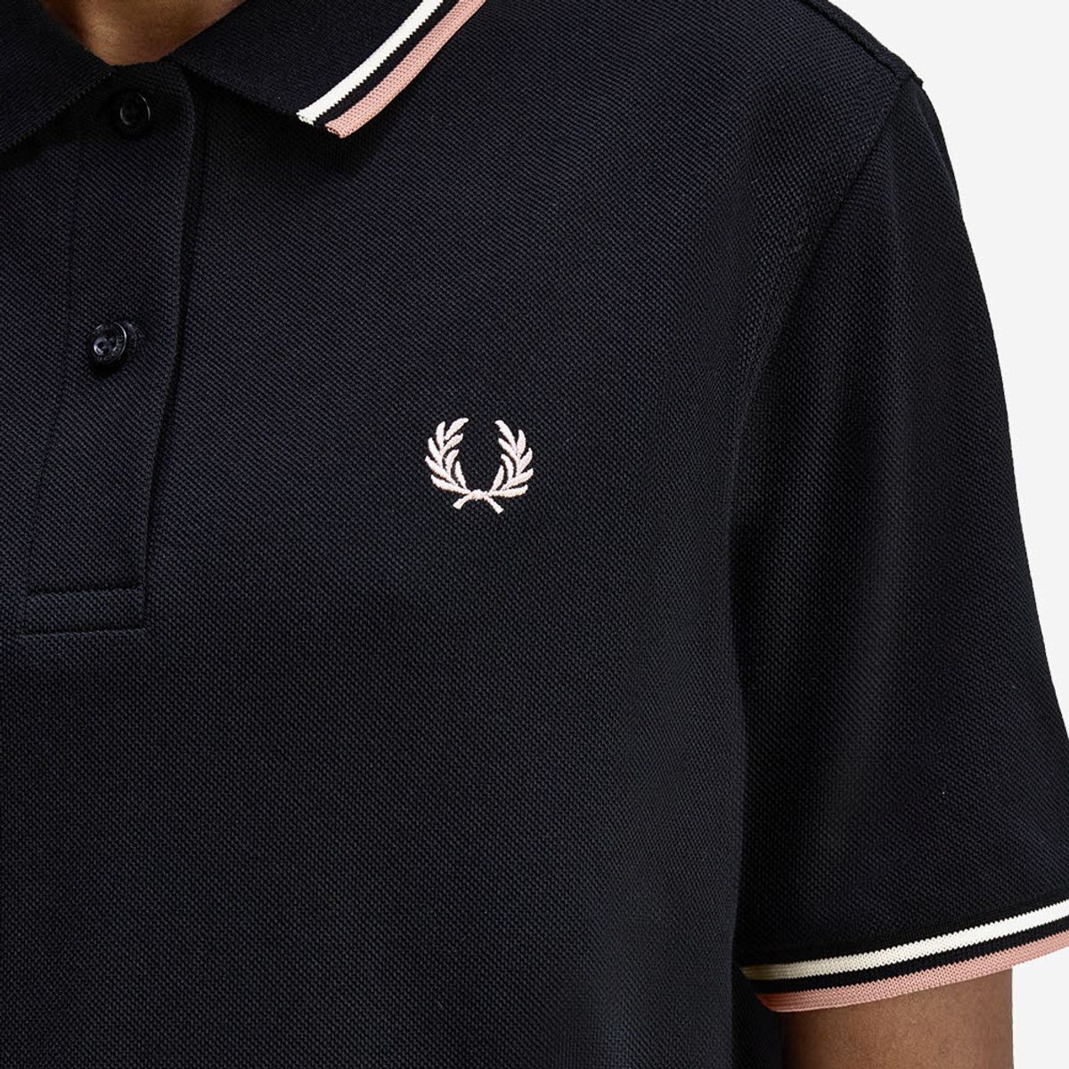 프레드페리(FRED PERRY) [G3600] 여성 트윈 팁 프레드페리 셔츠 - 블랙/실키피치/블로썸 AFPF2533600-Z76