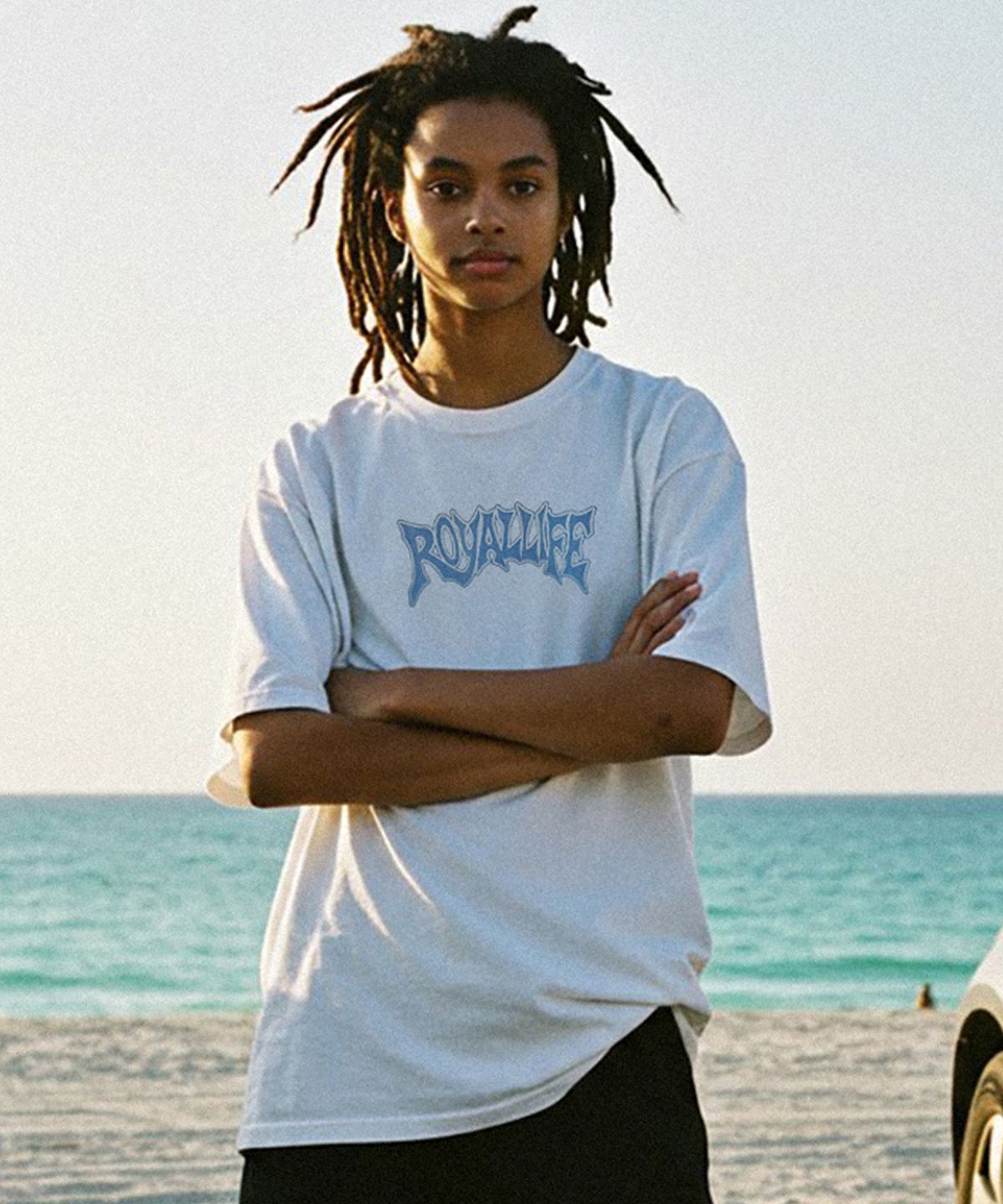 로얄라이프(ROYALLIFE) 그래피티 블루 로고 오버핏 반팔티 (RL2572 Graffiti Blue Logo Oversized Tee) - WHITE