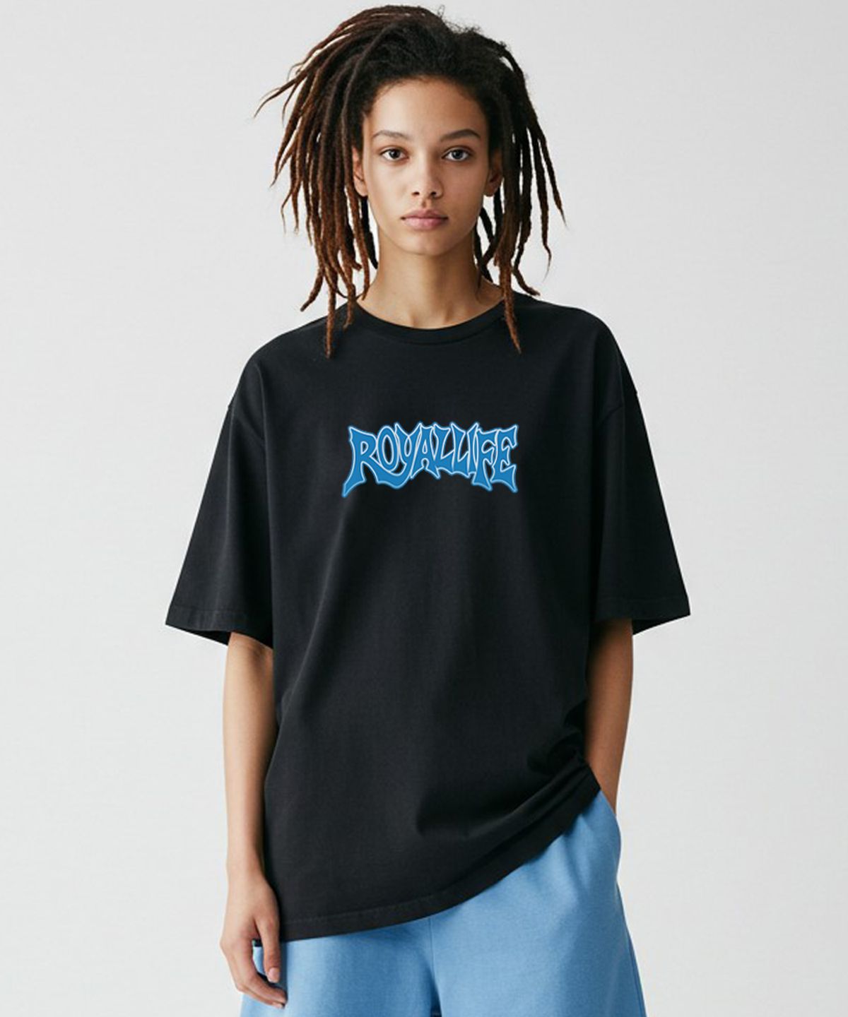 로얄라이프(ROYALLIFE) 그래피티 블루 로고 오버핏 반팔티 (RL2572 Graffiti Blue Logo Oversized Tee) - BLACK