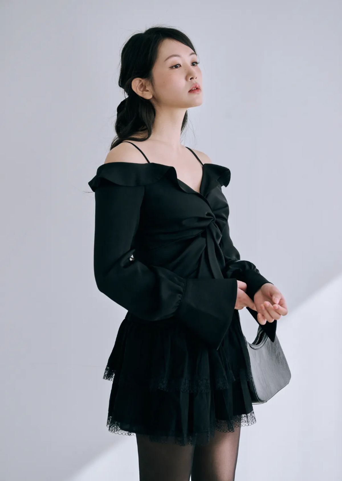 바이서우(BYSEOWOO) 소피 오프숄더 블라우스 (블랙)