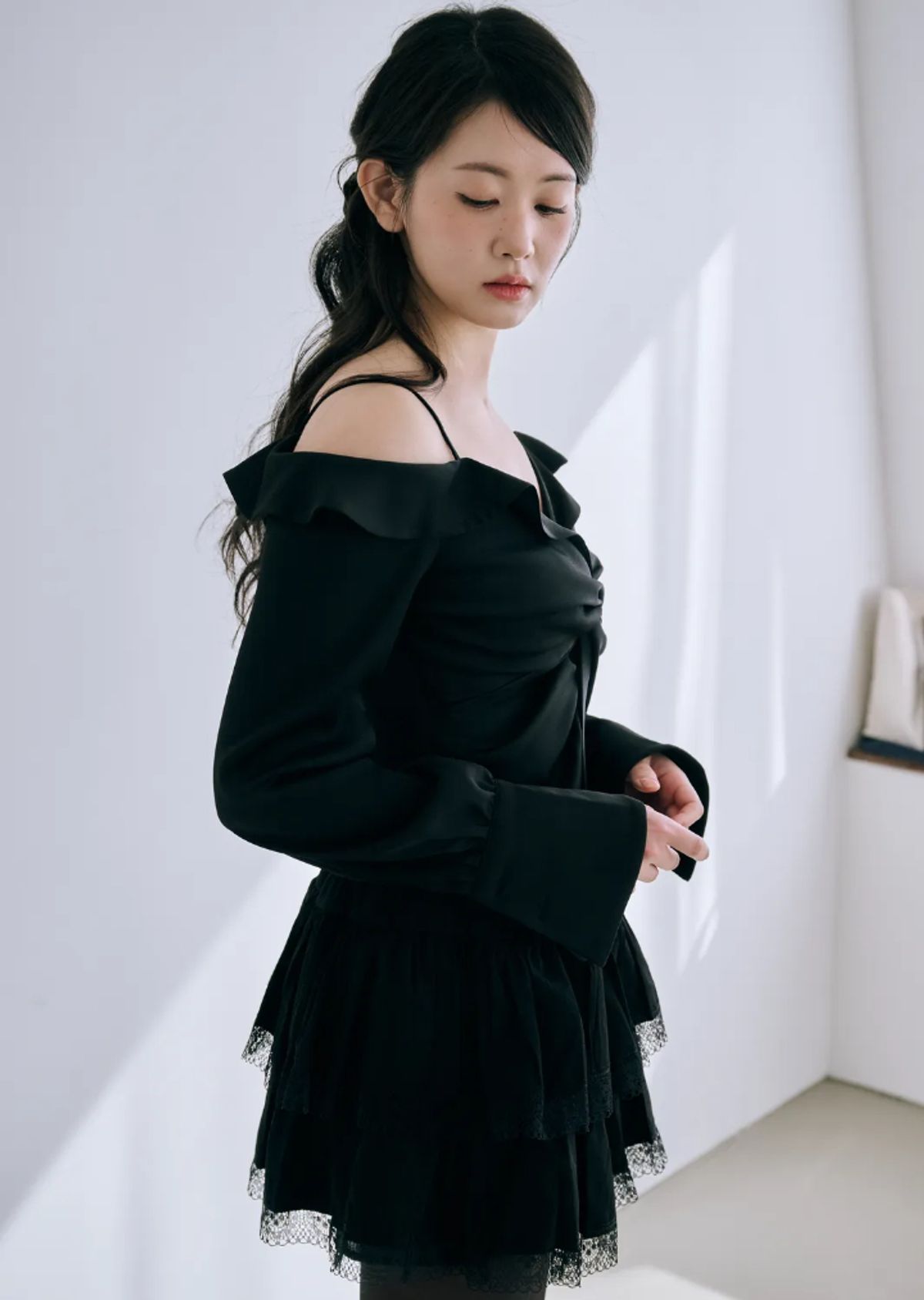 바이서우(BYSEOWOO) 소피 오프숄더 블라우스 (블랙)