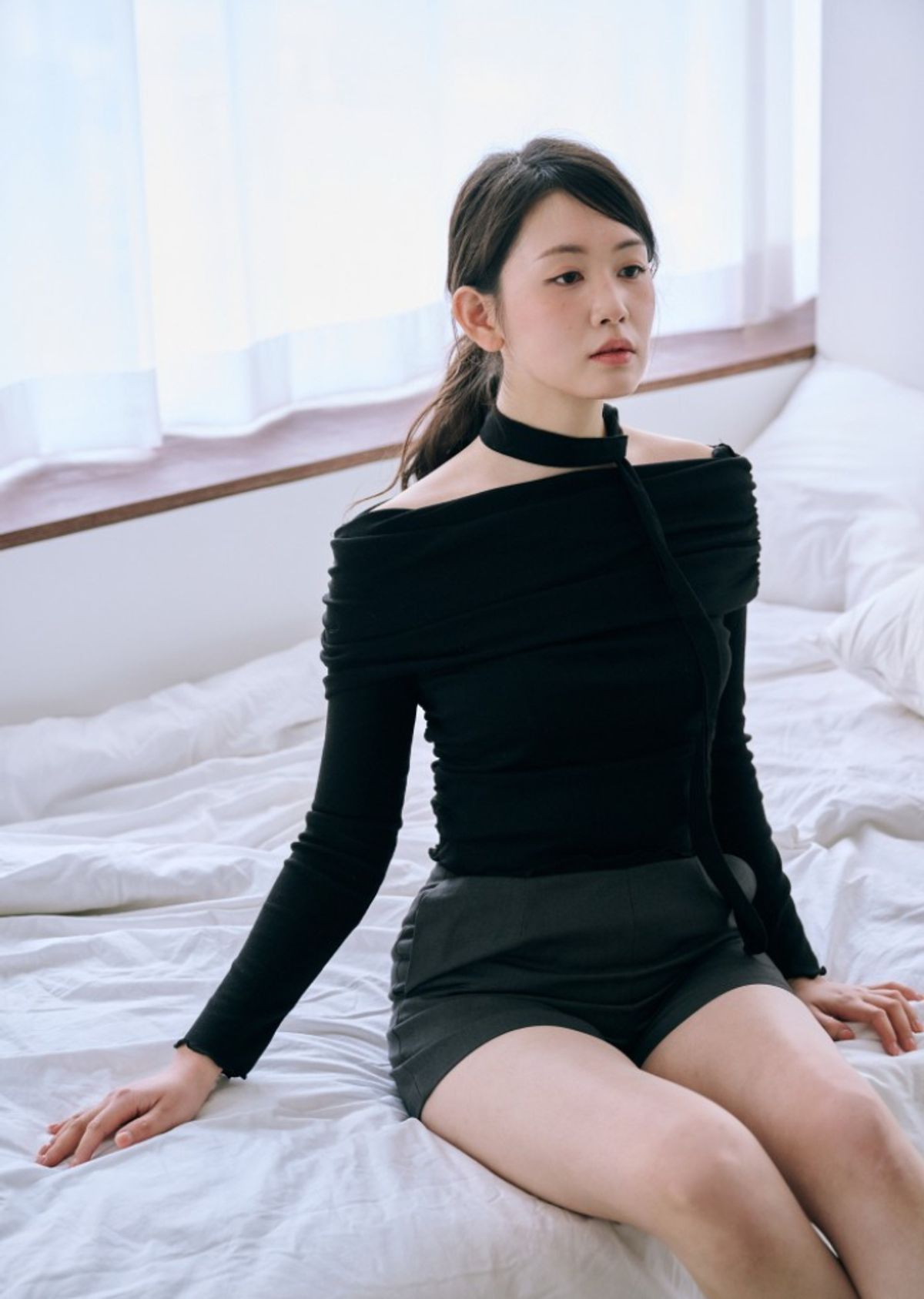 바이서우(BYSEOWOO) 엘라 오프숄더 티셔츠 (블랙)