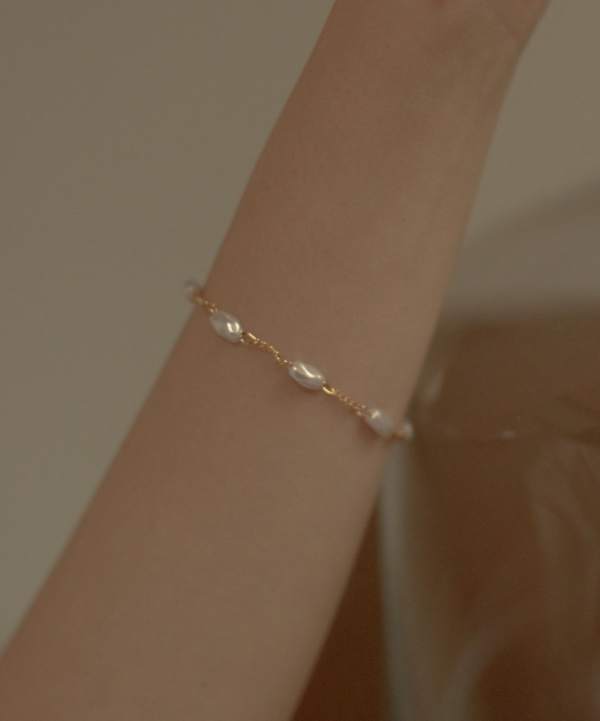 노비스도쿄(NOVICE TOKYO) 바로크 내로우 진주 팔찌 Baroque Pearl & Narrow Chain Bracelet / Gold