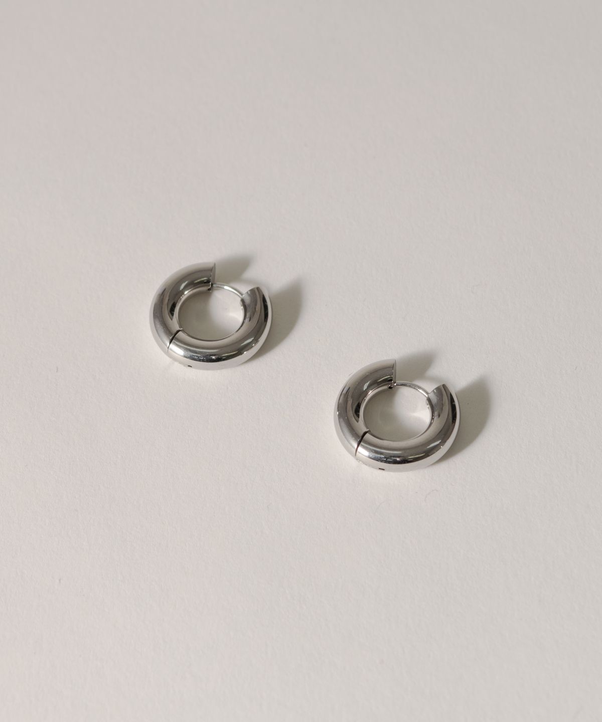 노비스도쿄(NOVICE TOKYO) 볼륨 힌지 후프 피어스 Hinged Thick Hoop Pierce［Stainless］ / Silver