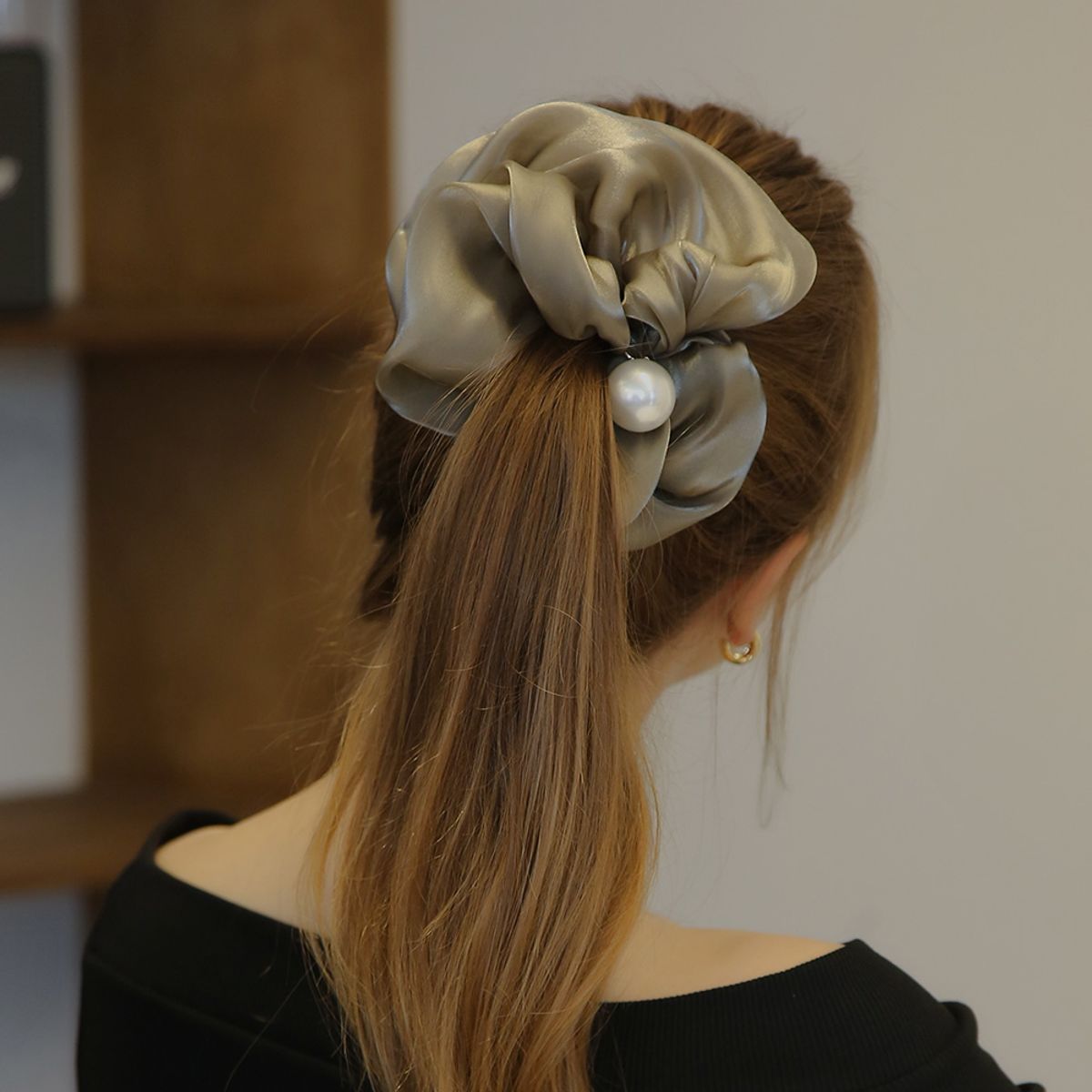 디유아모르(DIEUAMOUR) 글로시 빅 펄 헤어 스크런치 머리끈 2color