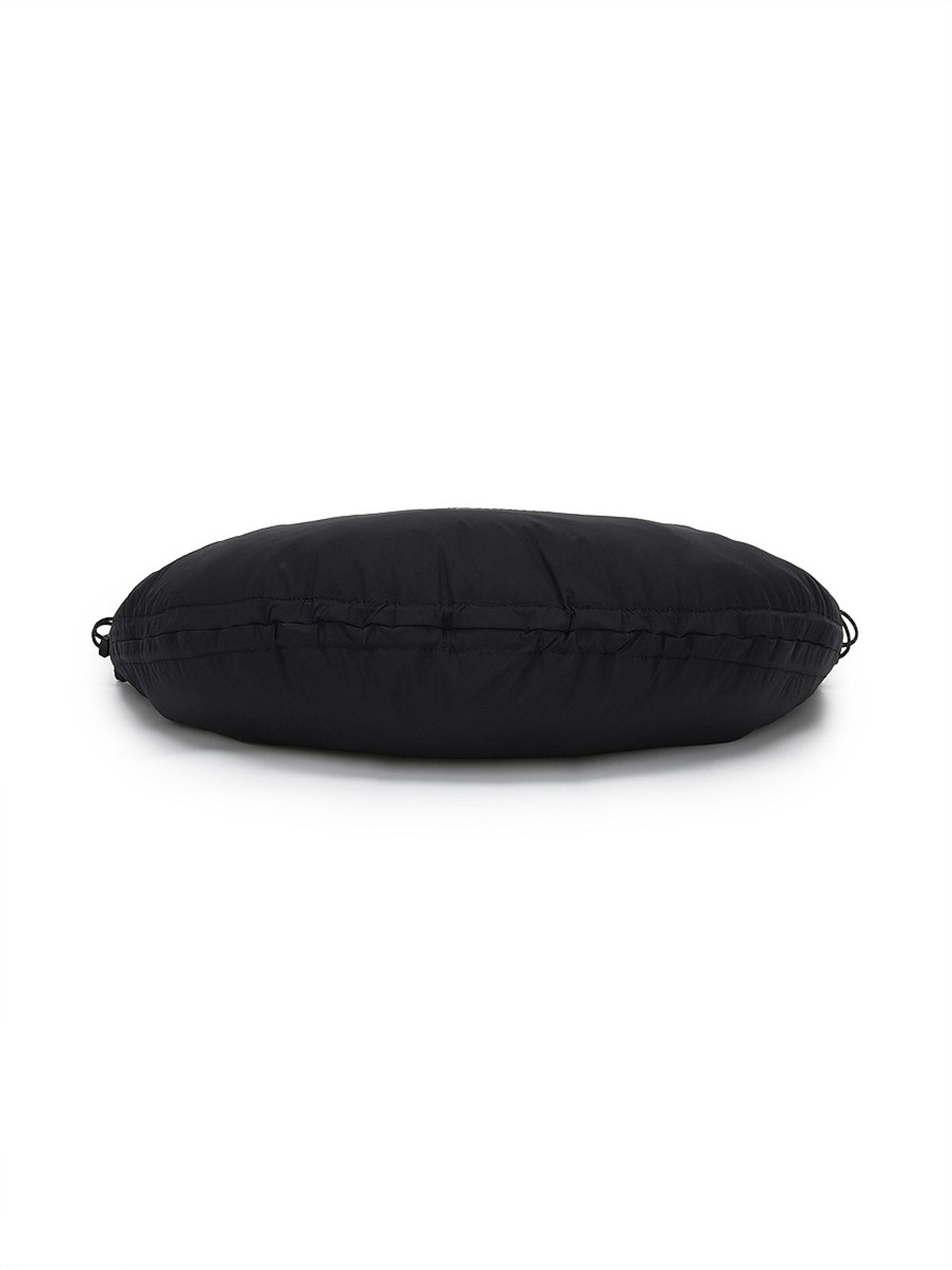 디스커버리 익스페디션(DISCOVERY EXPEDITION) 커브 패디드 드로스트링 퍼커링 백 L (BLACK)