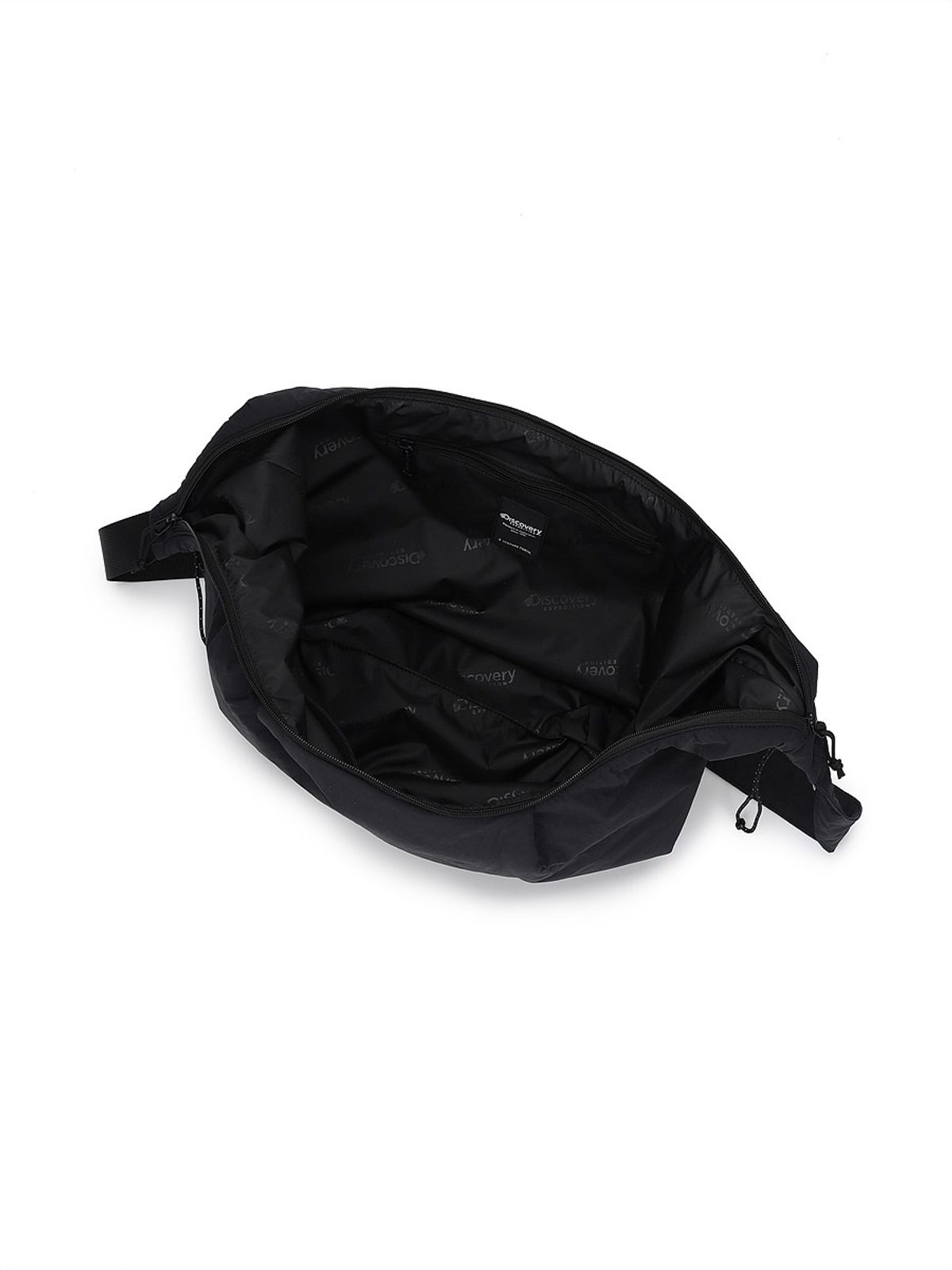 디스커버리 익스페디션(DISCOVERY EXPEDITION) 커브 패디드 드로스트링 퍼커링 백 L (BLACK)