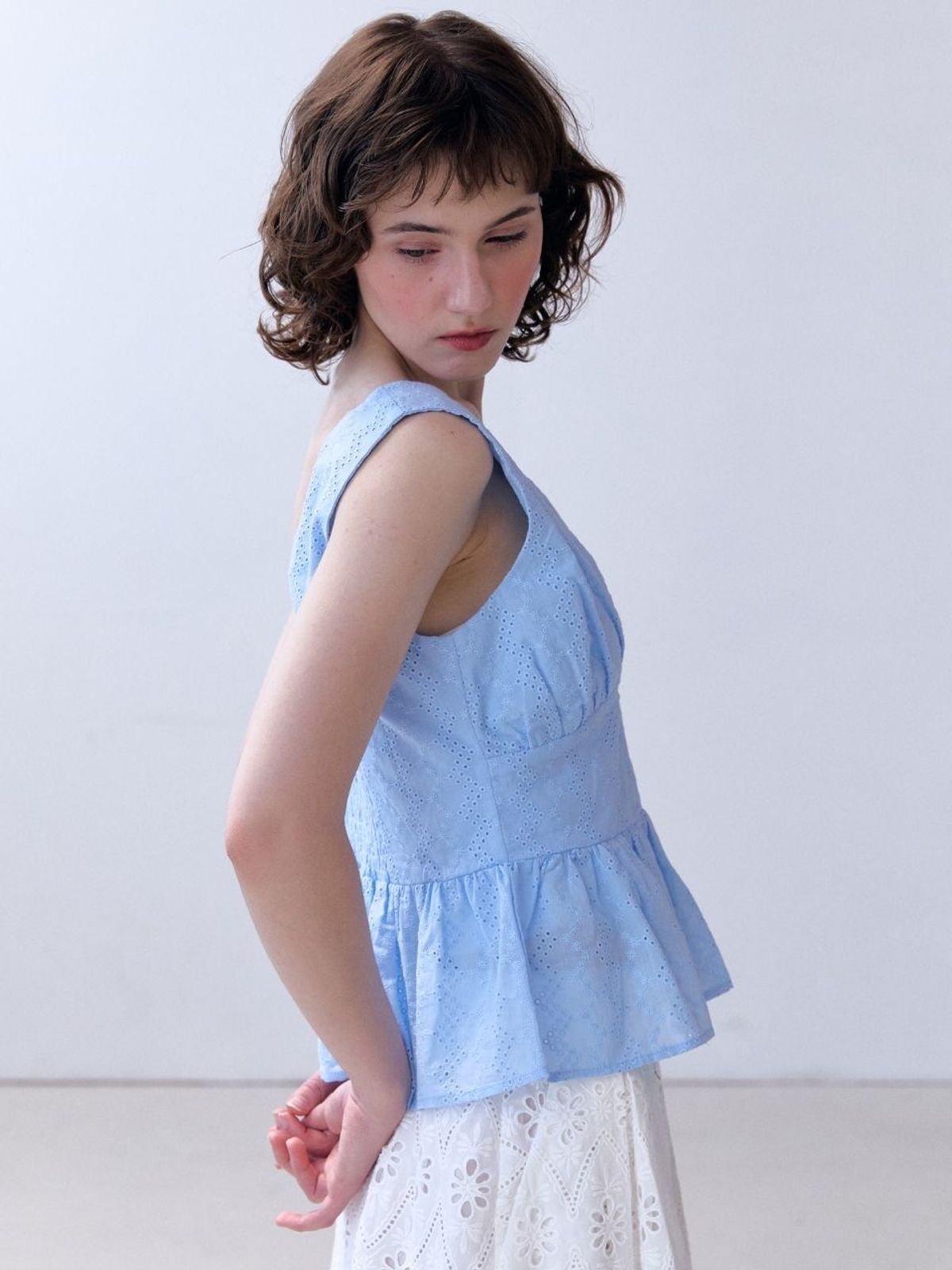 패브릭서울(FABRICSEOUL) punching sleeveless lace blouse_blue