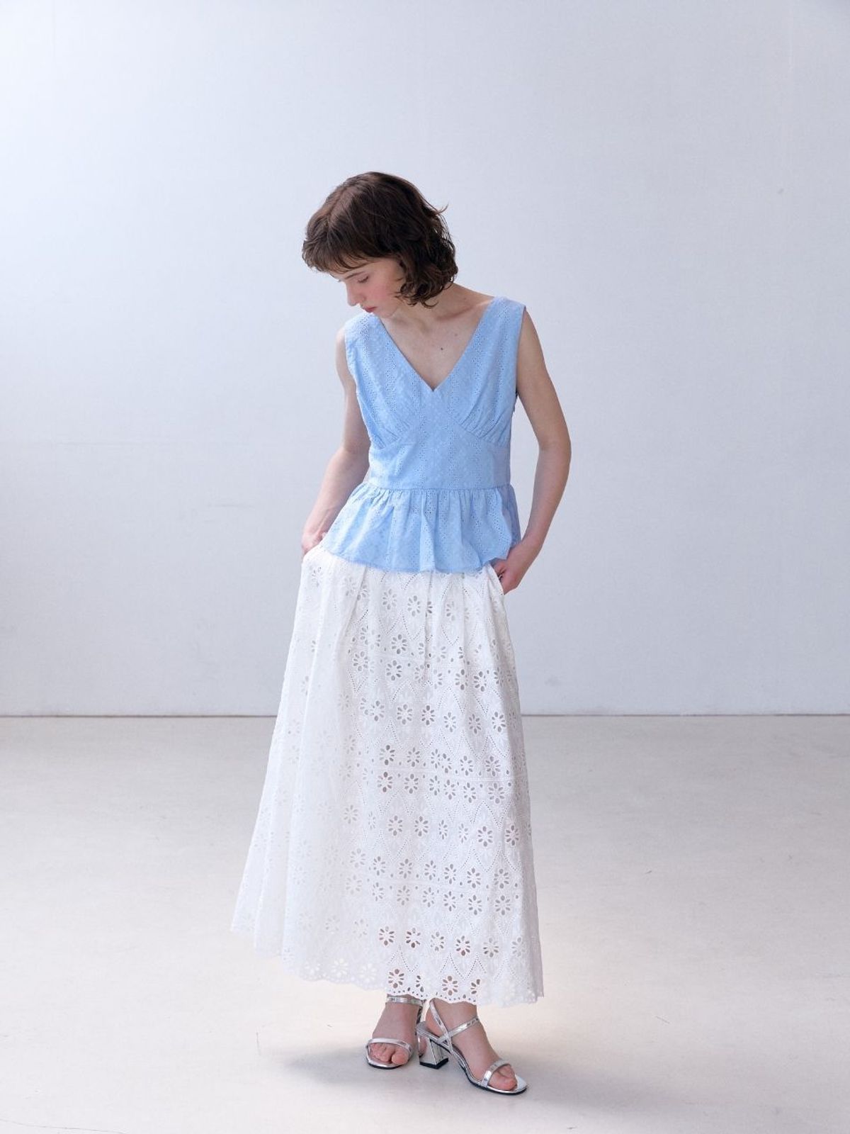 패브릭서울(FABRICSEOUL) punching sleeveless lace blouse_blue