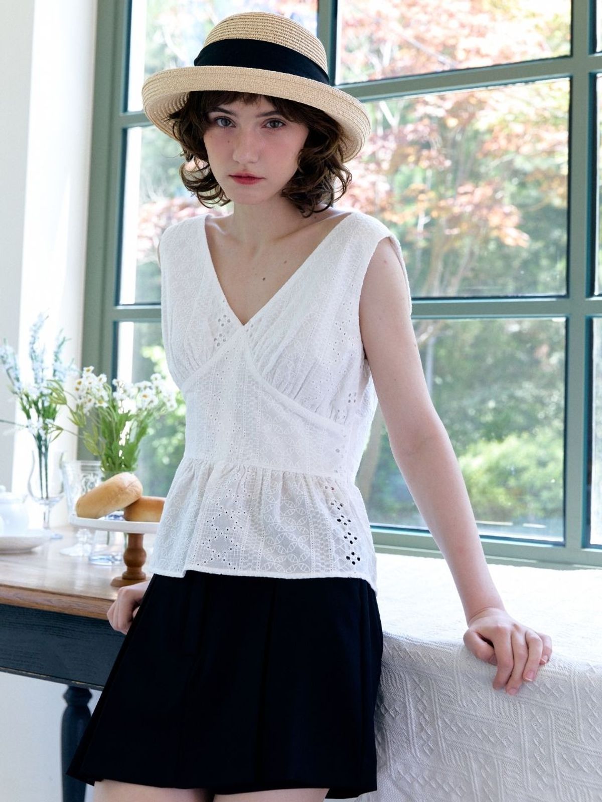 패브릭서울(FABRICSEOUL) punching sleeveless lace blouse_white