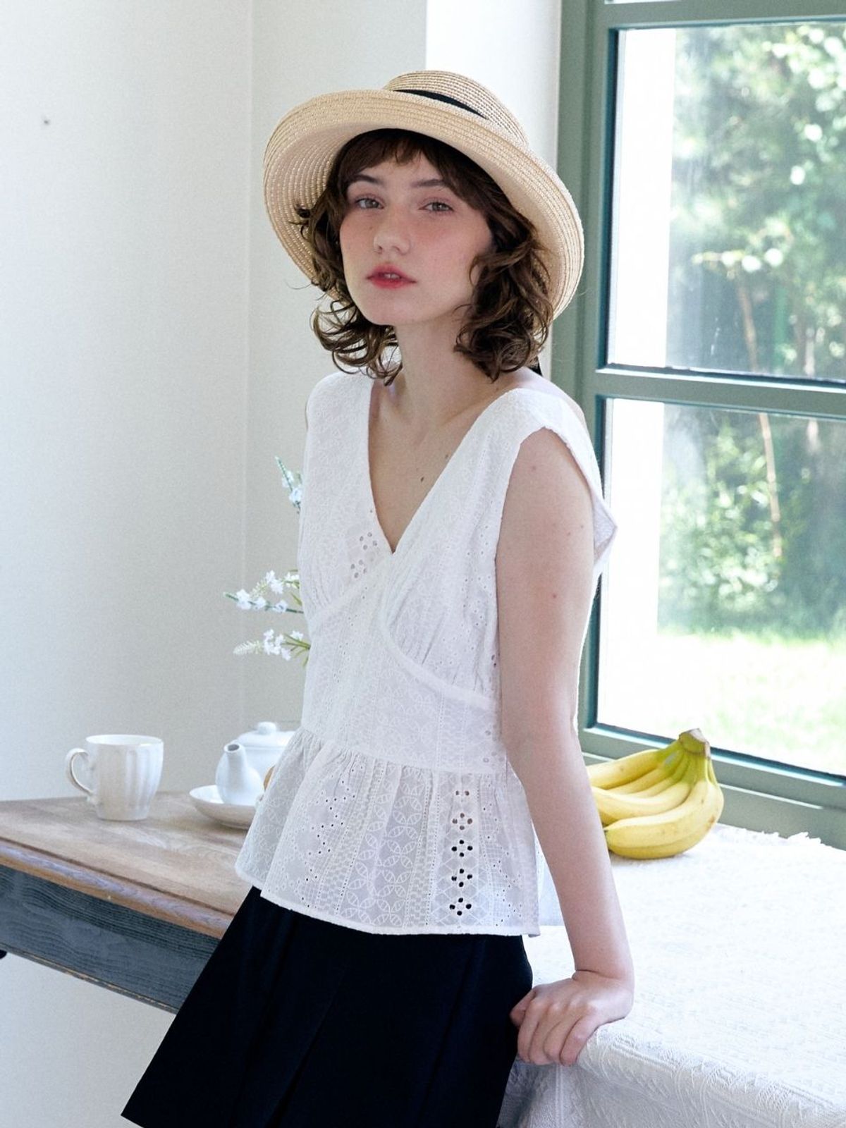 패브릭서울(FABRICSEOUL) punching sleeveless lace blouse_white