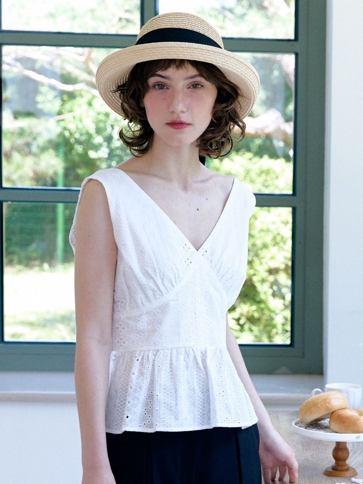 패브릭서울(FABRICSEOUL) punching sleeveless lace blouse_white
