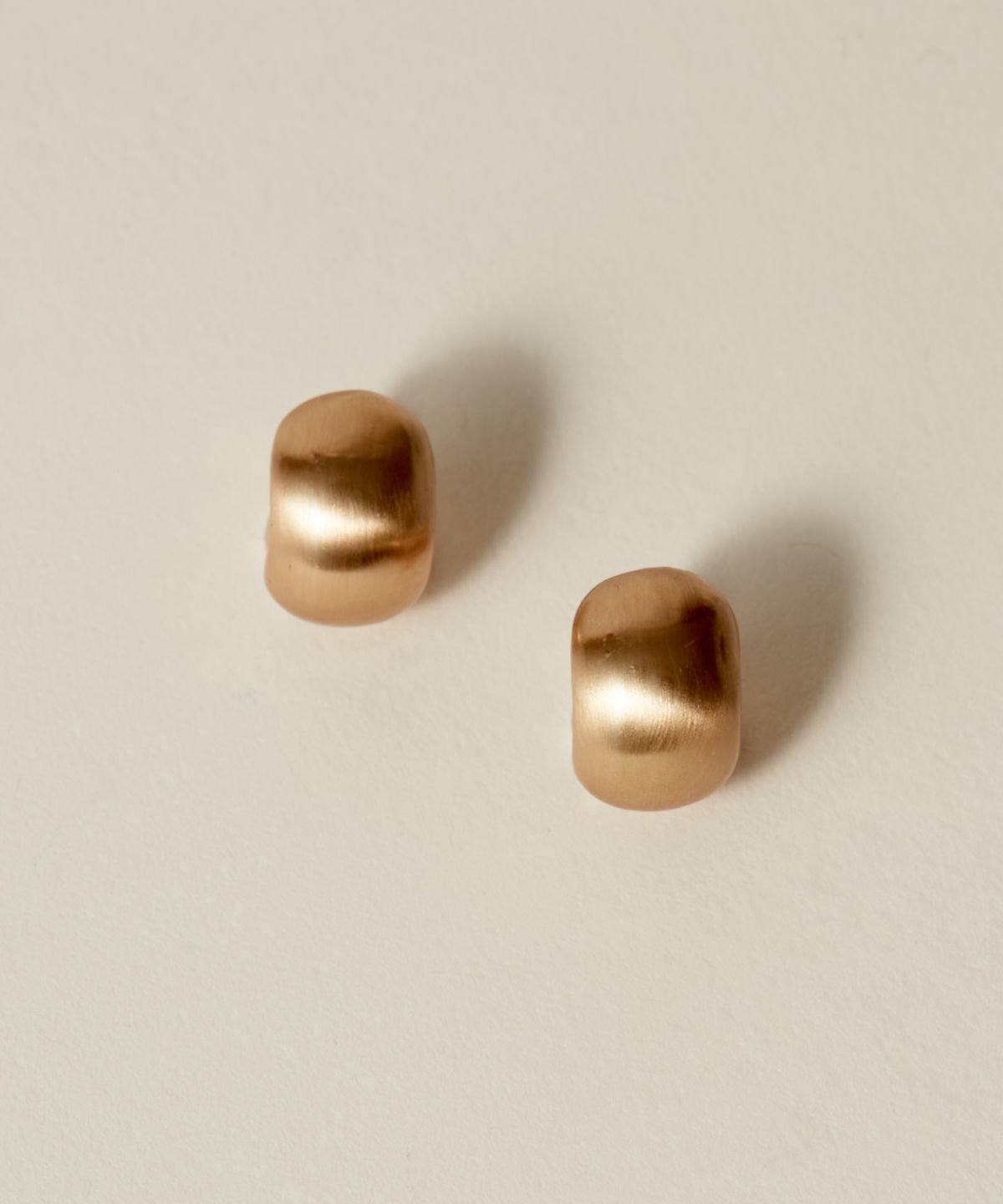 노비스도쿄(NOVICE TOKYO) 헤어라인 콩 귀걸이 Hairline Finish Beans Earring / Gold