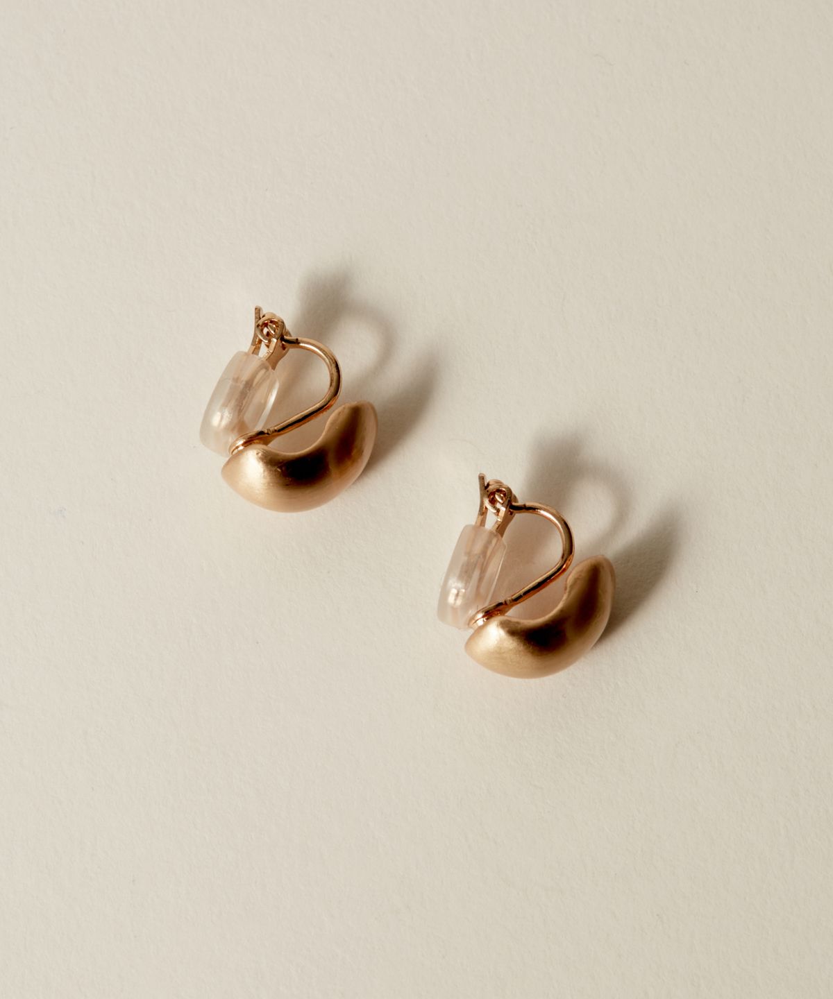 노비스도쿄(NOVICE TOKYO) 헤어라인 콩 귀걸이 Hairline Finish Beans Earring / Gold