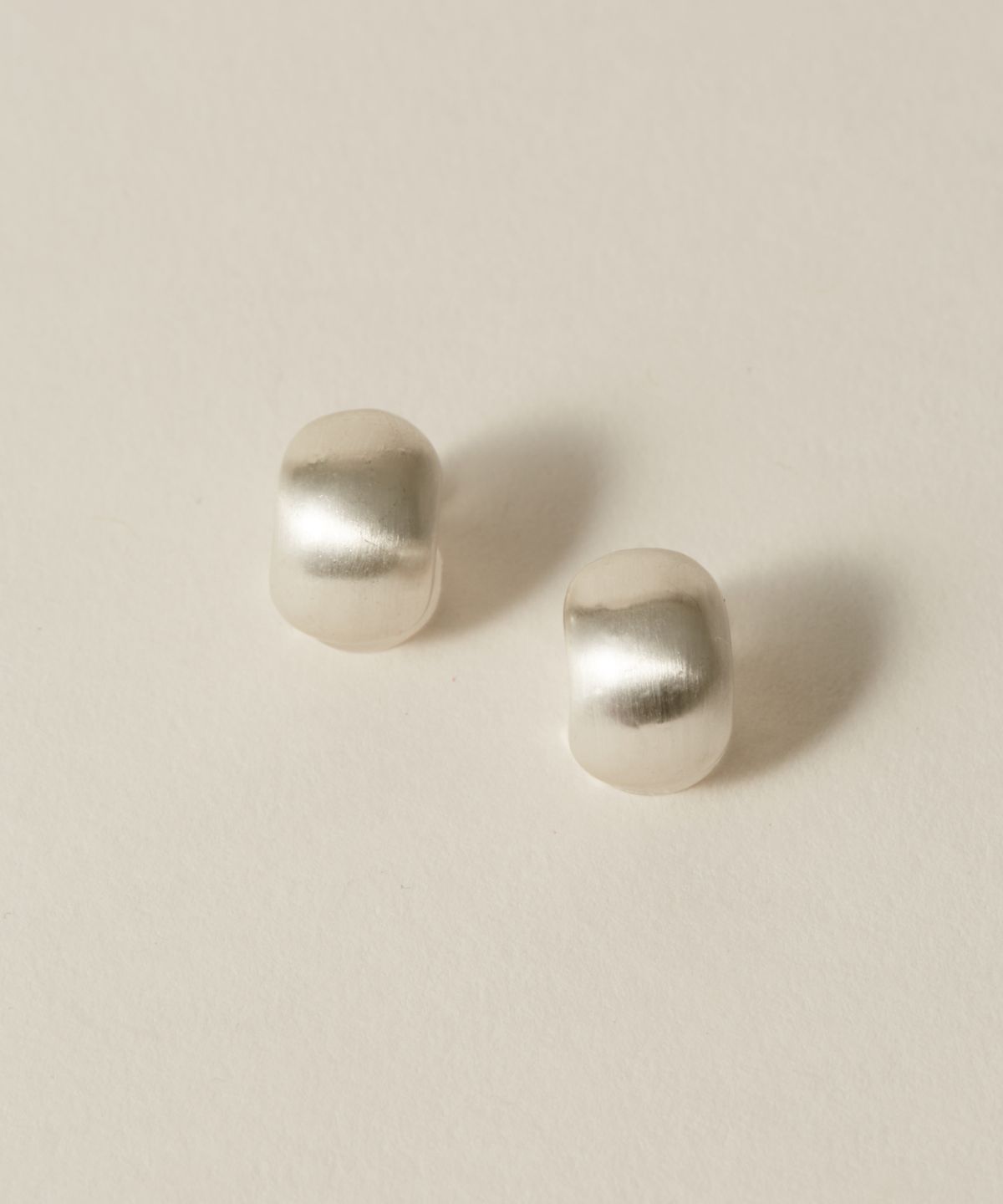 노비스도쿄(NOVICE TOKYO) 헤어라인 콩 귀걸이 Hairline Finish Beans Earring / Silver