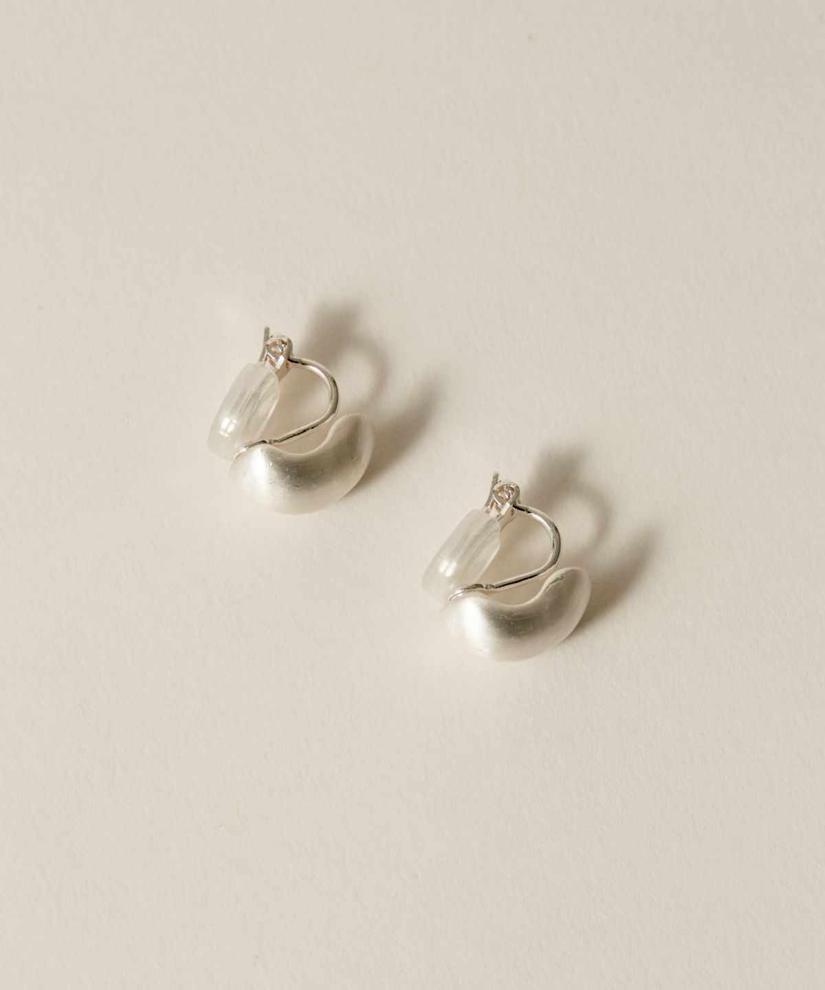 노비스도쿄(NOVICE TOKYO) 헤어라인 콩 귀걸이 Hairline Finish Beans Earring / Silver