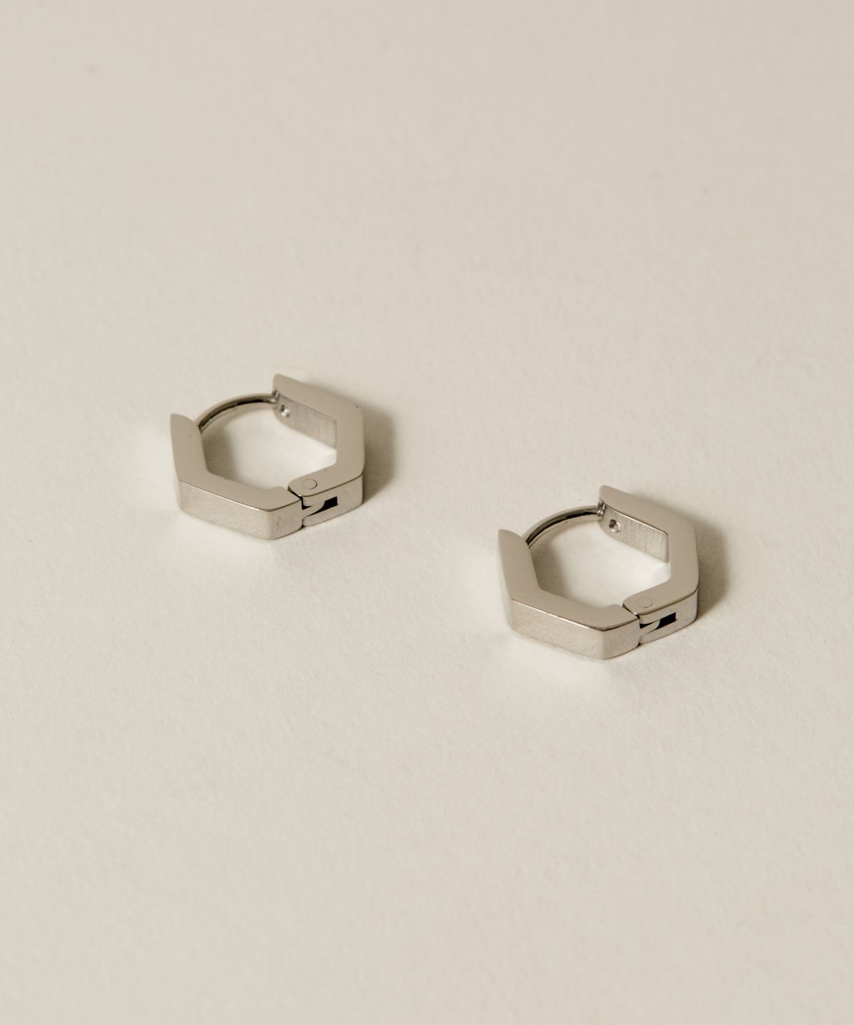노비스도쿄(NOVICE TOKYO) 육각 힌지 후프 피어스 Hinged Hexagon Hoop Pierce[Stainless] / Silver