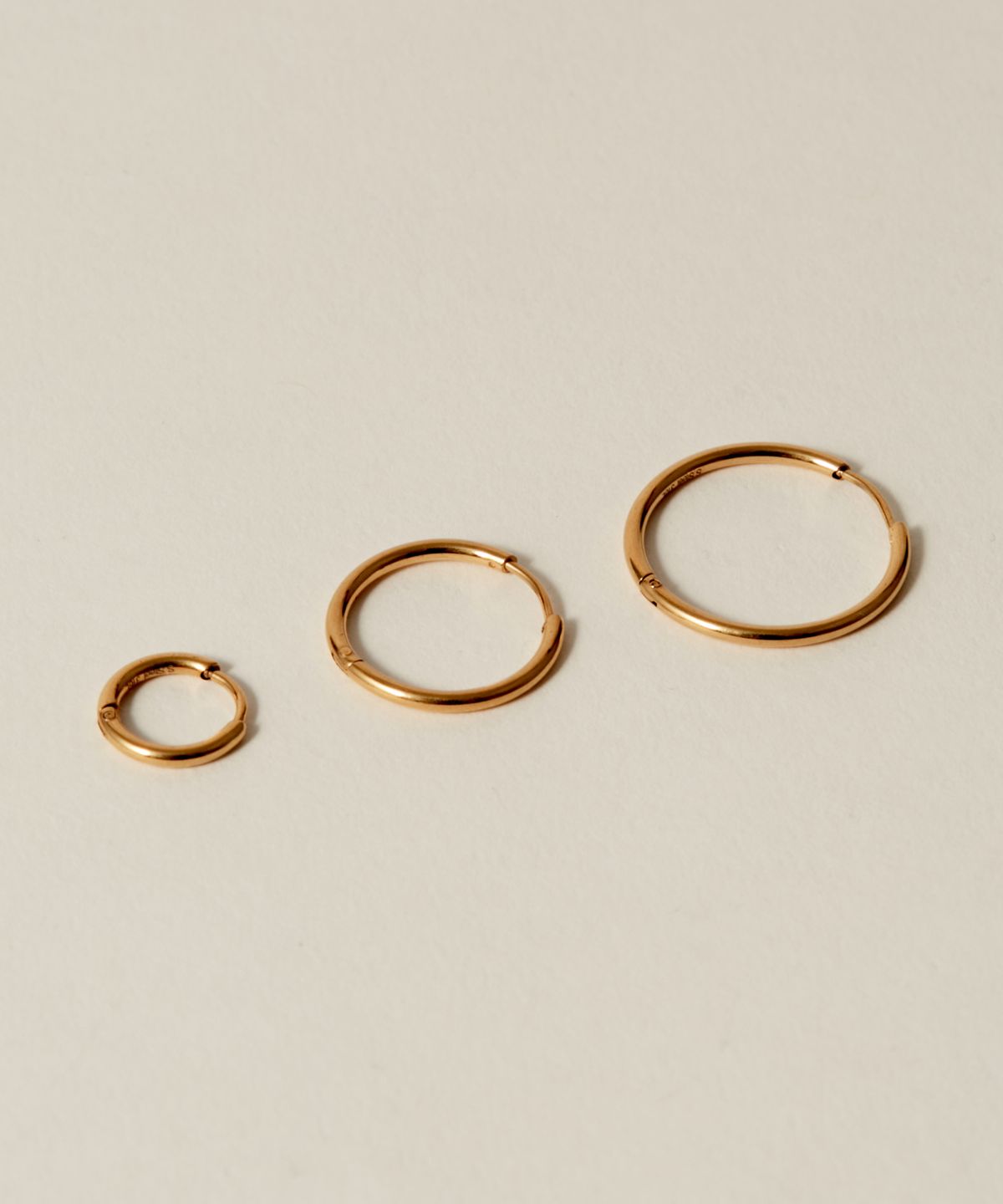 노비스도쿄(NOVICE TOKYO) 얇은 힌지 후프 피어스 Hinged Thin Hoop Pierce [Stainless] (3 Size) / Gold