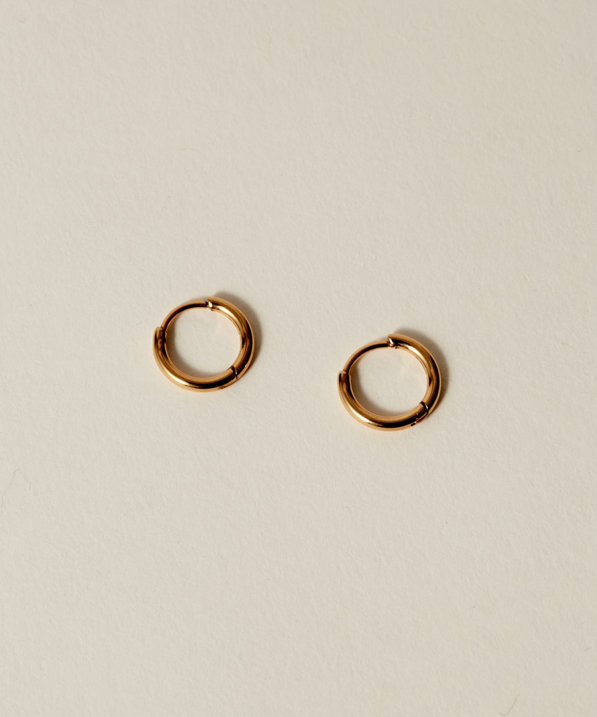 노비스도쿄(NOVICE TOKYO) 얇은 힌지 후프 피어스 Hinged Thin Hoop Pierce [Stainless] (3 Size) / Gold
