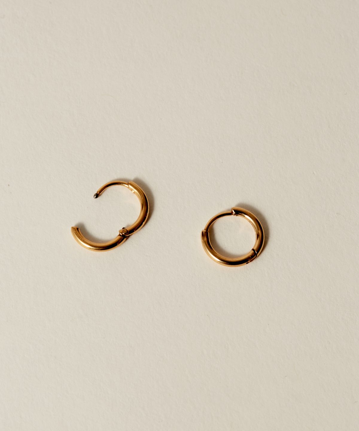 노비스도쿄(NOVICE TOKYO) 얇은 힌지 후프 피어스 Hinged Thin Hoop Pierce [Stainless] (3 Size) / Gold