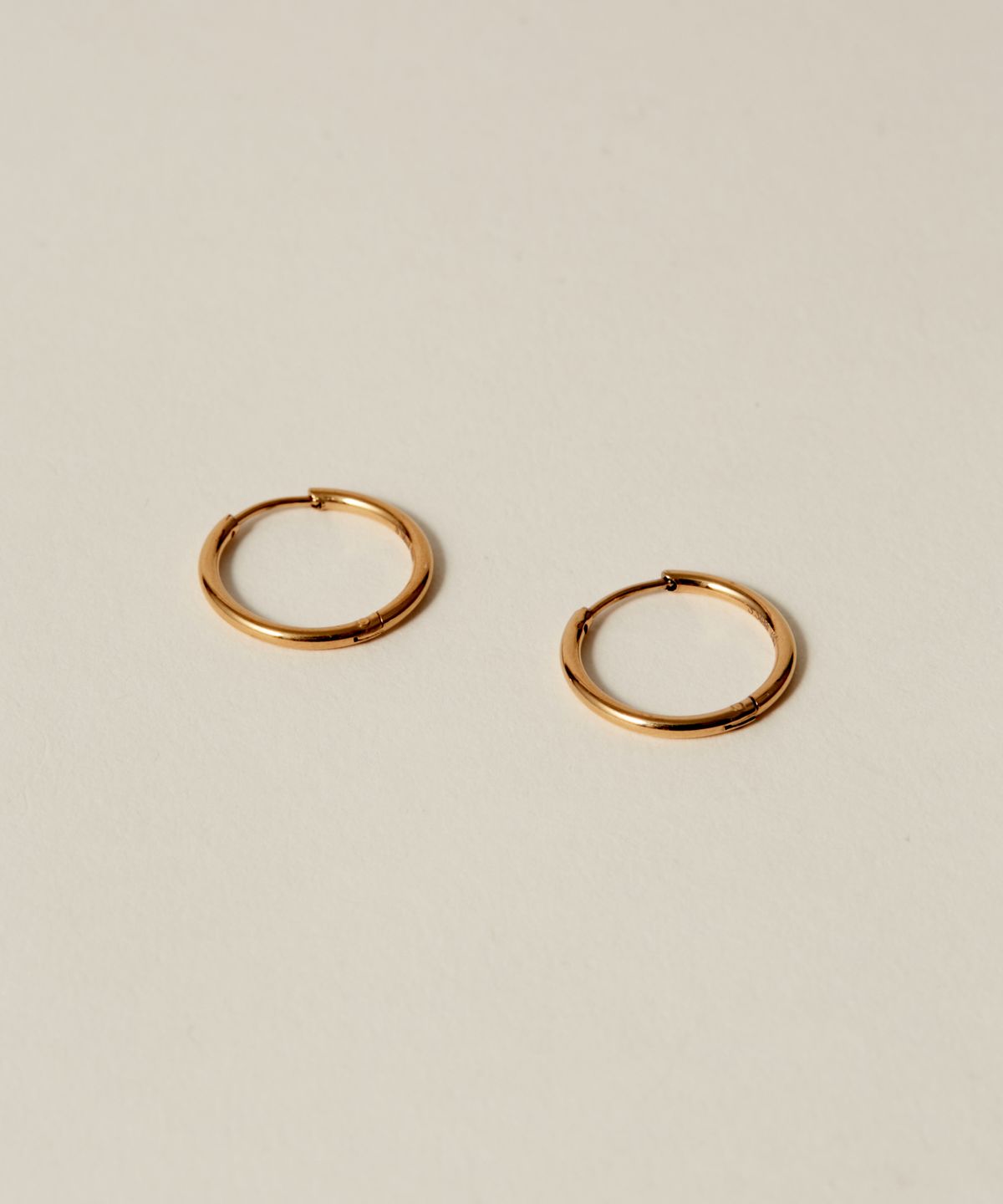 노비스도쿄(NOVICE TOKYO) 얇은 힌지 후프 피어스 Hinged Thin Hoop Pierce [Stainless] (3 Size) / Gold
