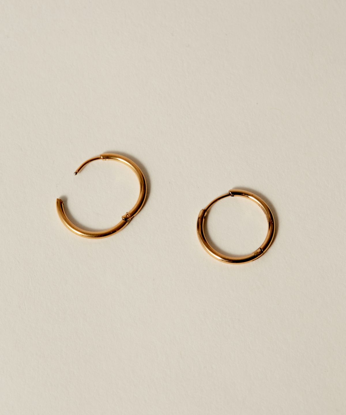 노비스도쿄(NOVICE TOKYO) 얇은 힌지 후프 피어스 Hinged Thin Hoop Pierce [Stainless] (3 Size) / Gold