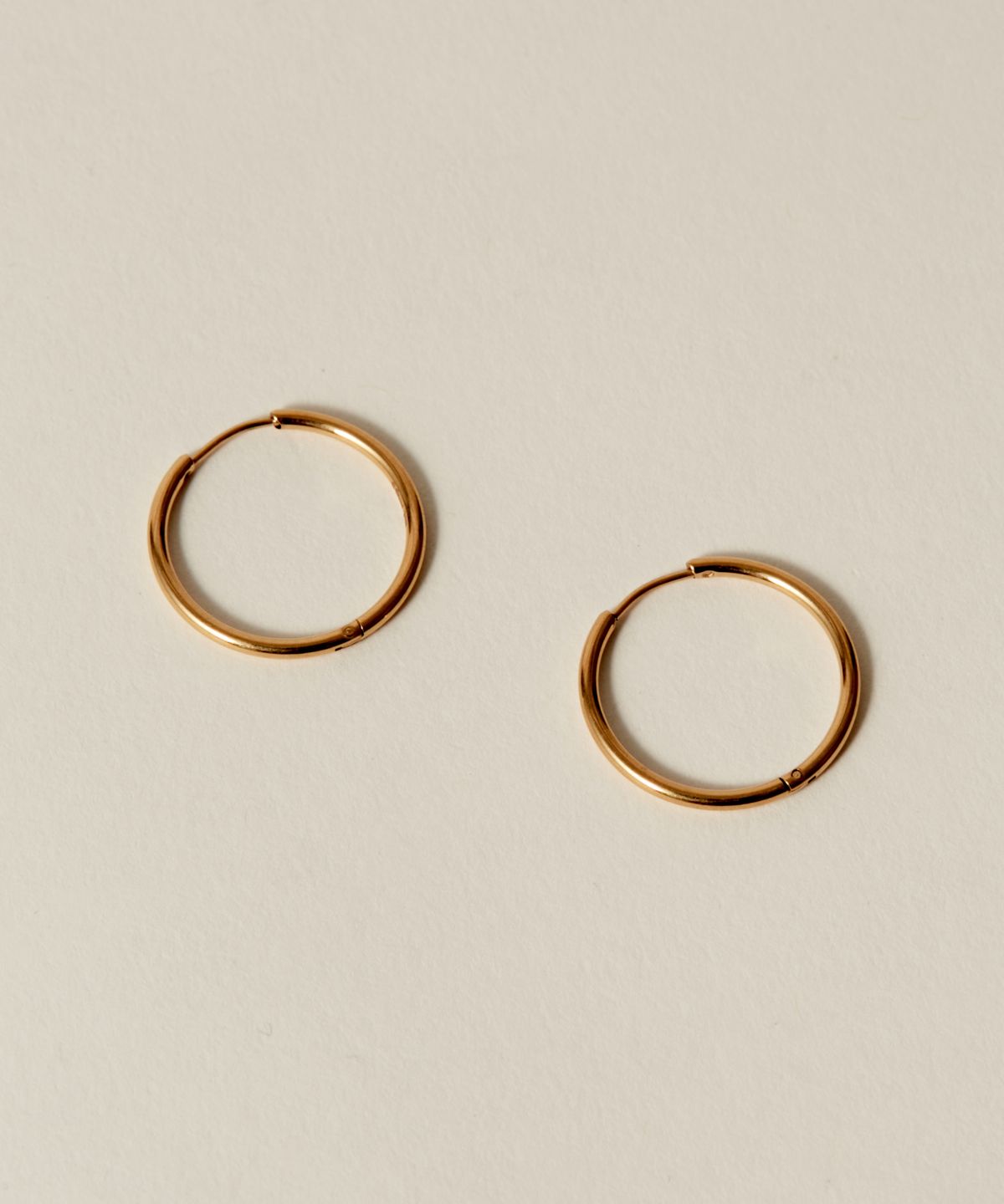 노비스도쿄(NOVICE TOKYO) 얇은 힌지 후프 피어스 Hinged Thin Hoop Pierce [Stainless] (3 Size) / Gold