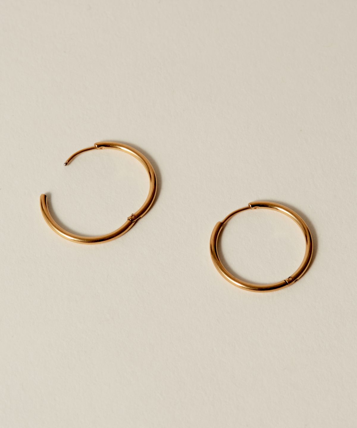 노비스도쿄(NOVICE TOKYO) 얇은 힌지 후프 피어스 Hinged Thin Hoop Pierce [Stainless] (3 Size) / Gold