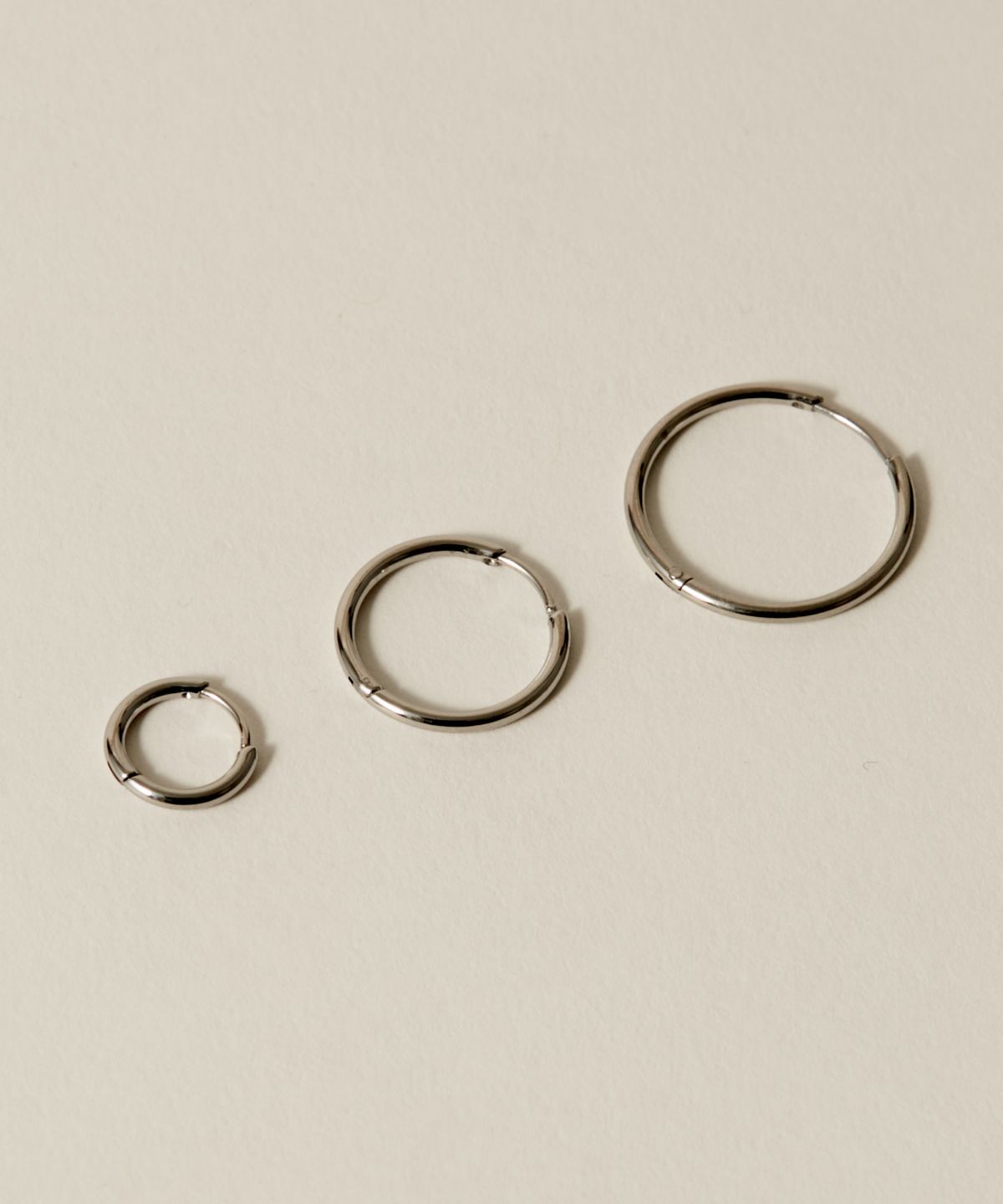노비스도쿄(NOVICE TOKYO) 얇은 힌지 후프 피어스 Hinged Thin Hoop Pierce [Stainless] (3 Size) / Silver