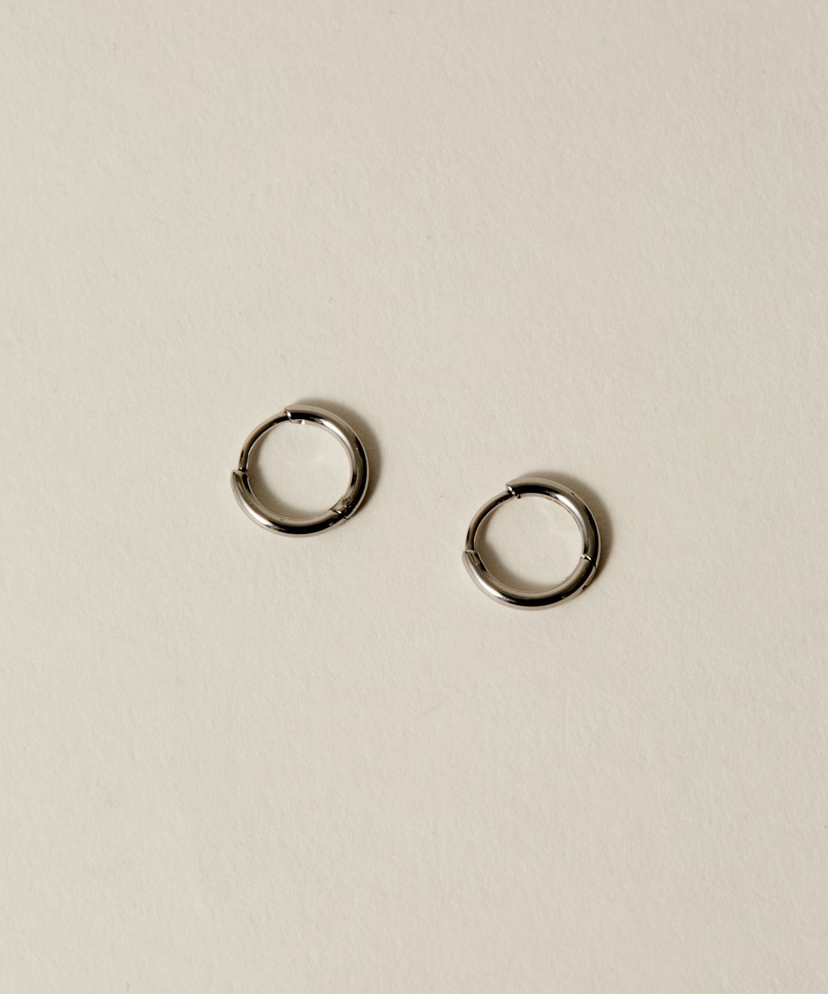 노비스도쿄(NOVICE TOKYO) 얇은 힌지 후프 피어스 Hinged Thin Hoop Pierce [Stainless] (3 Size) / Silver