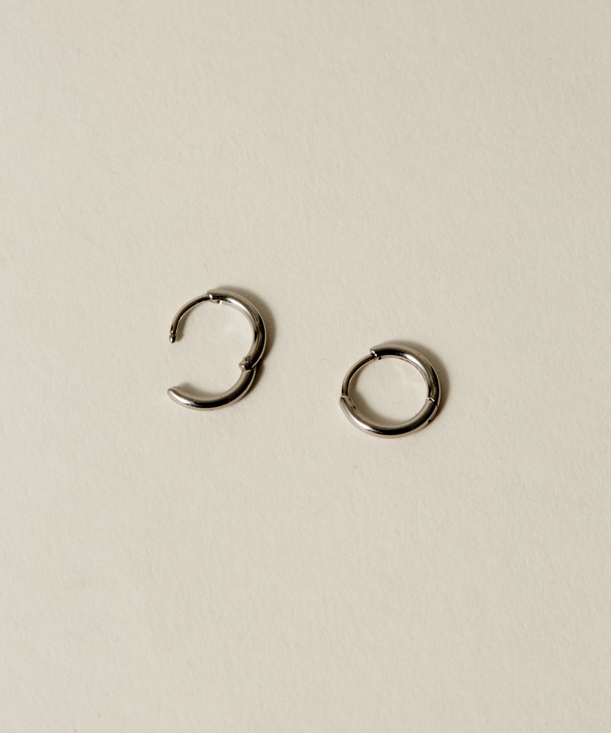 노비스도쿄(NOVICE TOKYO) 얇은 힌지 후프 피어스 Hinged Thin Hoop Pierce [Stainless] (3 Size) / Silver