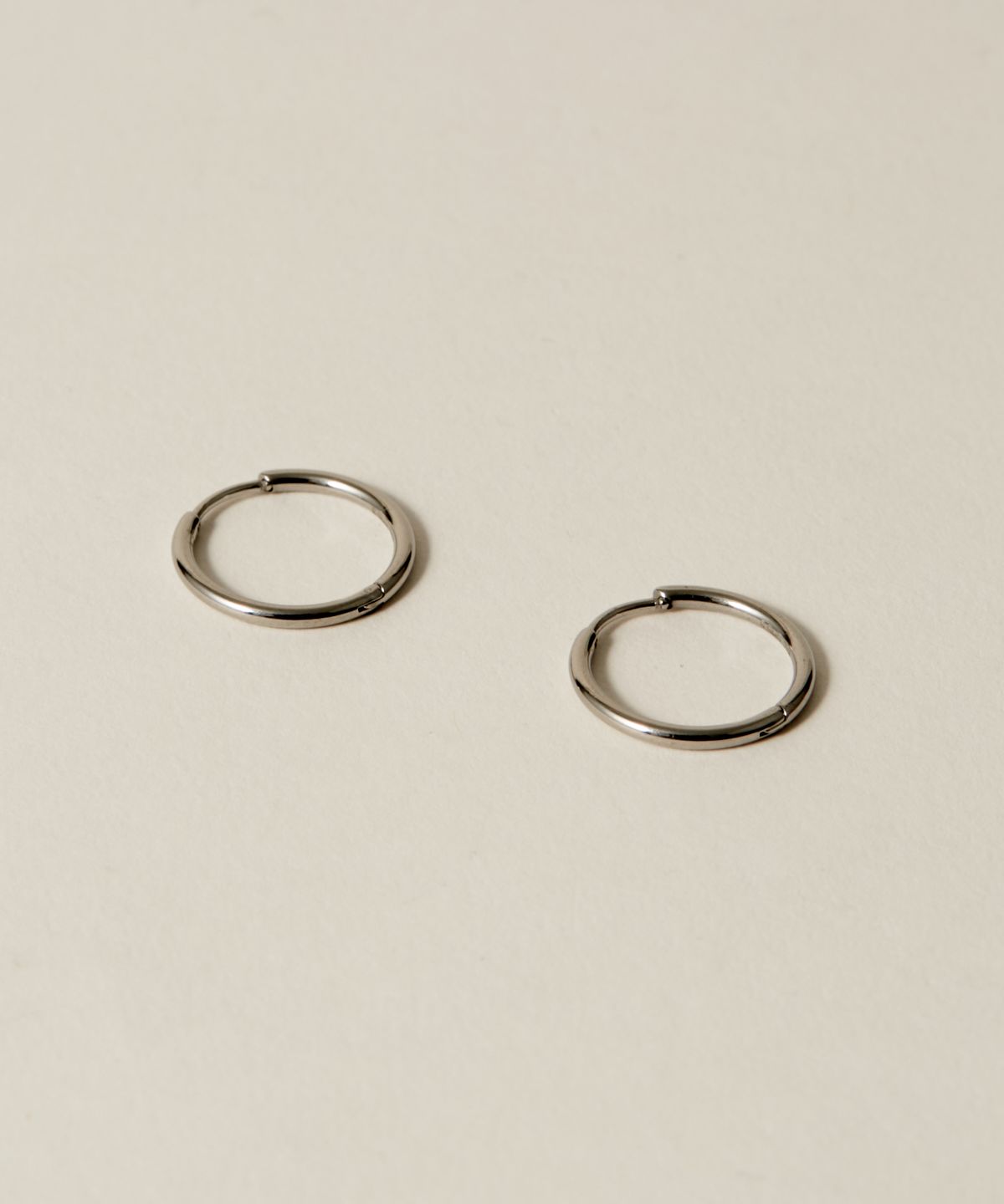 노비스도쿄(NOVICE TOKYO) 얇은 힌지 후프 피어스 Hinged Thin Hoop Pierce [Stainless] (3 Size) / Silver