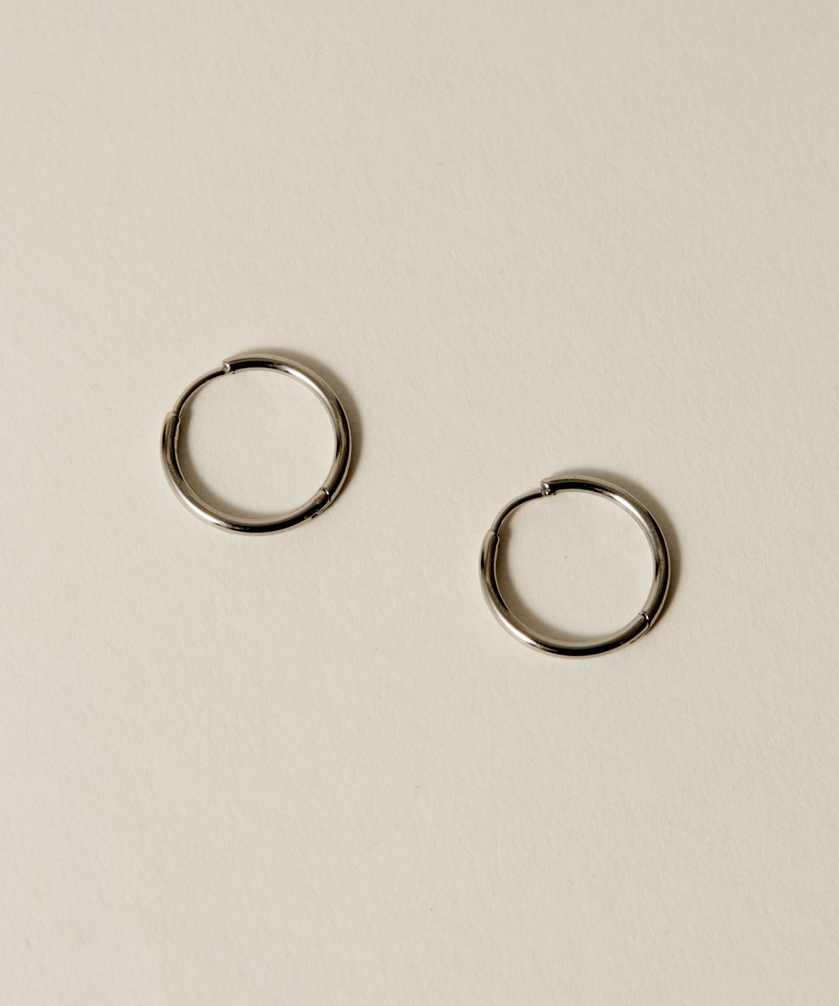 노비스도쿄(NOVICE TOKYO) 얇은 힌지 후프 피어스 Hinged Thin Hoop Pierce [Stainless] (3 Size) / Silver