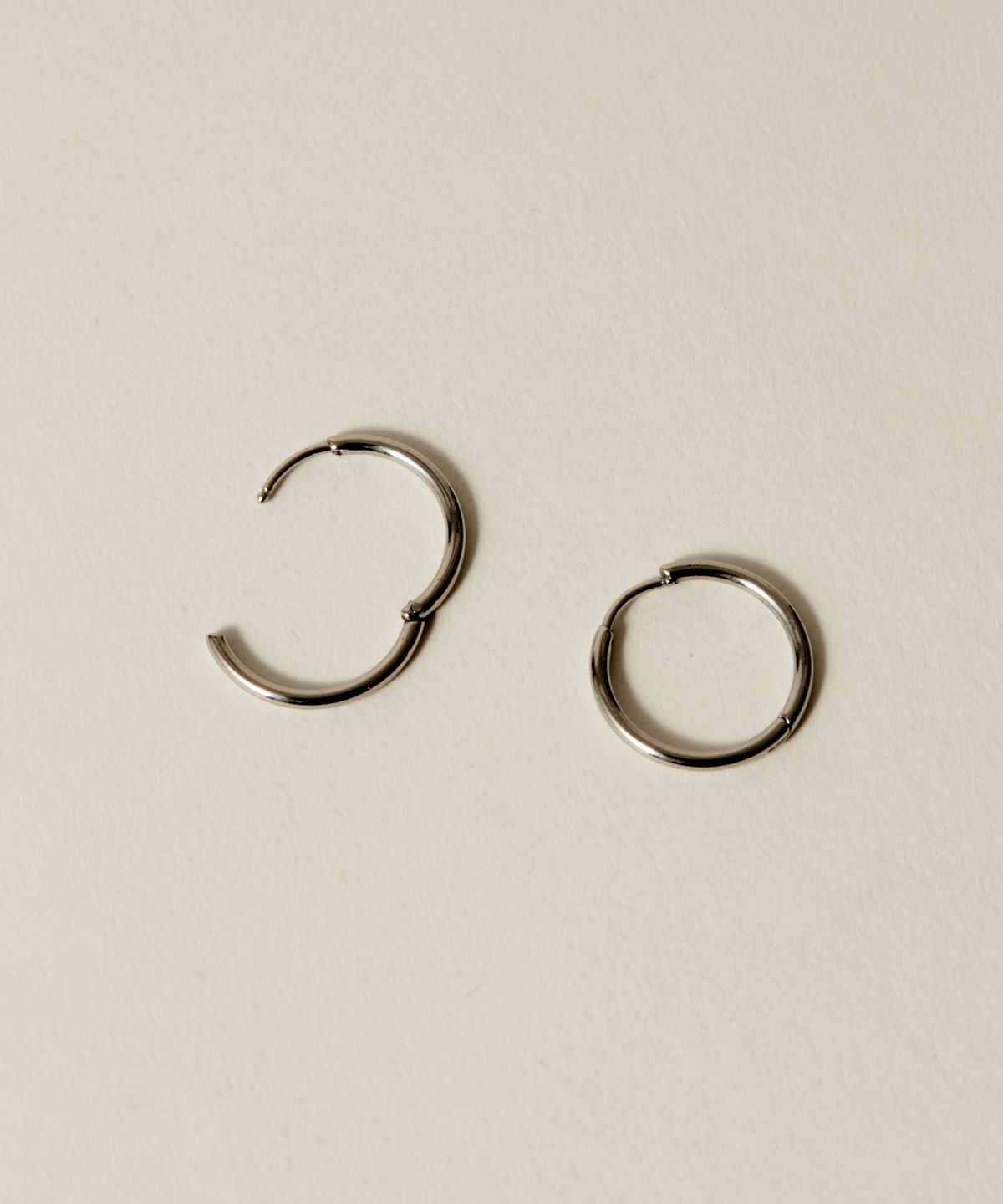 노비스도쿄(NOVICE TOKYO) 얇은 힌지 후프 피어스 Hinged Thin Hoop Pierce [Stainless] (3 Size) / Silver