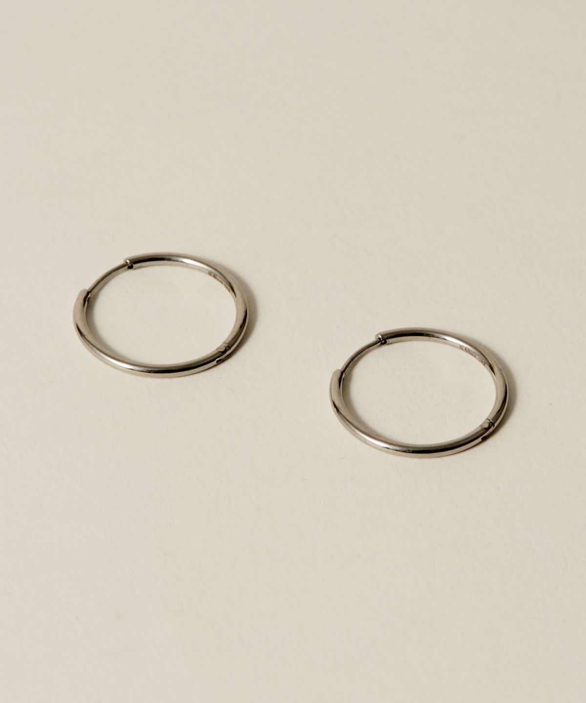 노비스도쿄(NOVICE TOKYO) 얇은 힌지 후프 피어스 Hinged Thin Hoop Pierce [Stainless] (3 Size) / Silver