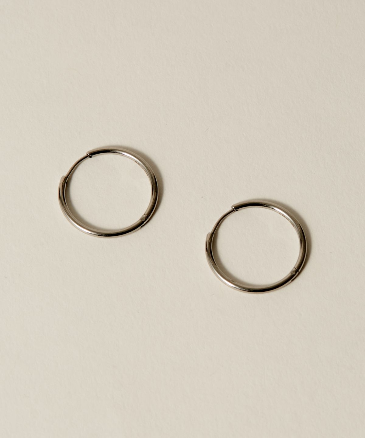 노비스도쿄(NOVICE TOKYO) 얇은 힌지 후프 피어스 Hinged Thin Hoop Pierce [Stainless] (3 Size) / Silver