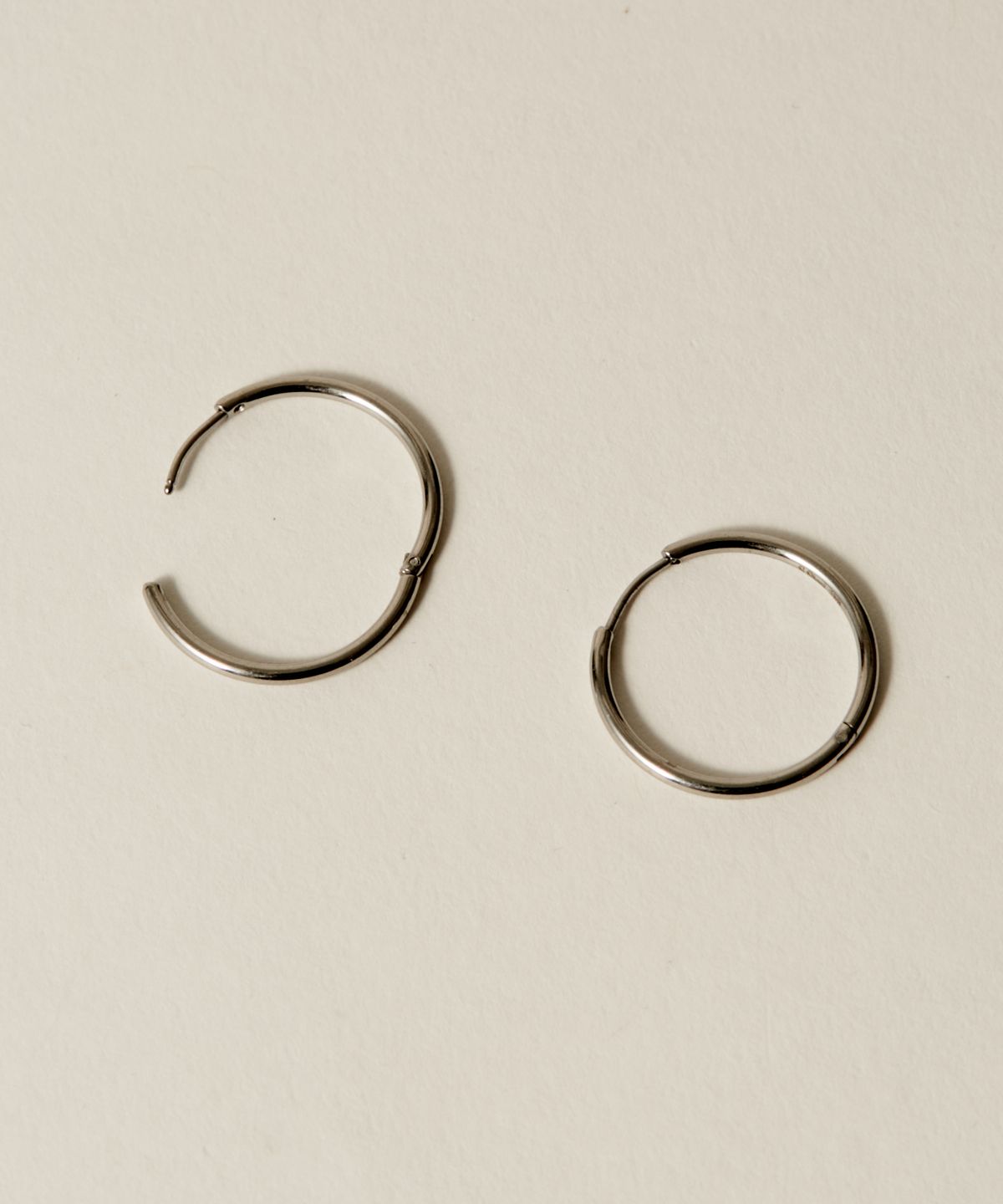 노비스도쿄(NOVICE TOKYO) 얇은 힌지 후프 피어스 Hinged Thin Hoop Pierce [Stainless] (3 Size) / Silver