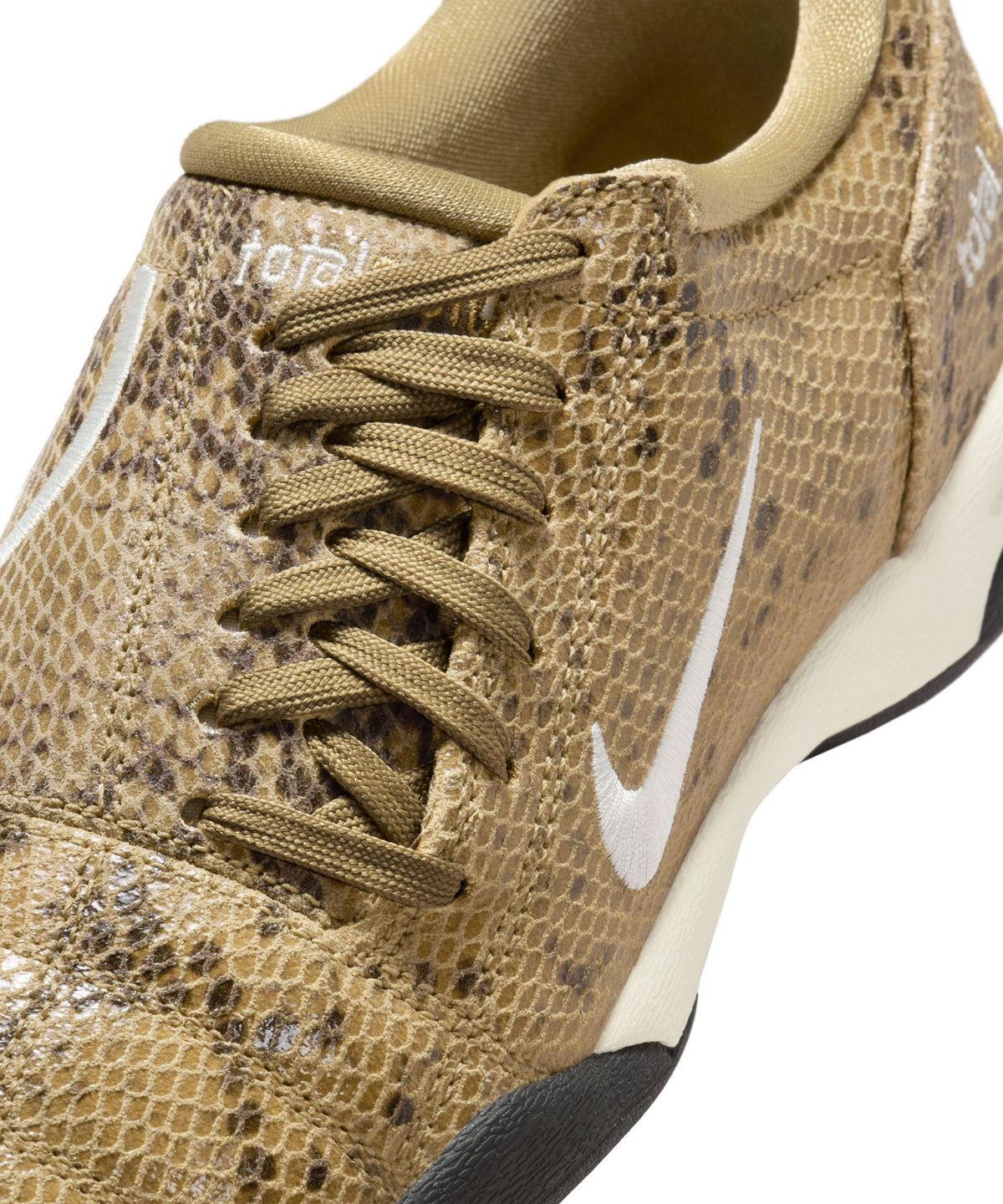 나이키(NIKE) 우먼 나이키 T90 SE - 파라슈트 베이지:페일 아이보리 / IB4204-200