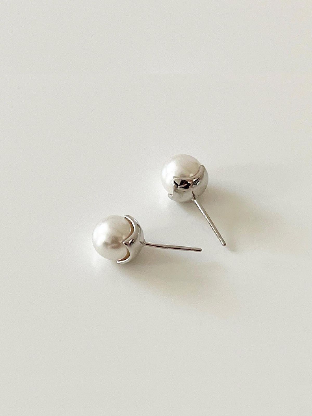 엘리오나(ELYONA) ELYONA Light Back Pearl Earrings 포멀 정장용 8mm 진주귀걸이 (Gold/Silver)