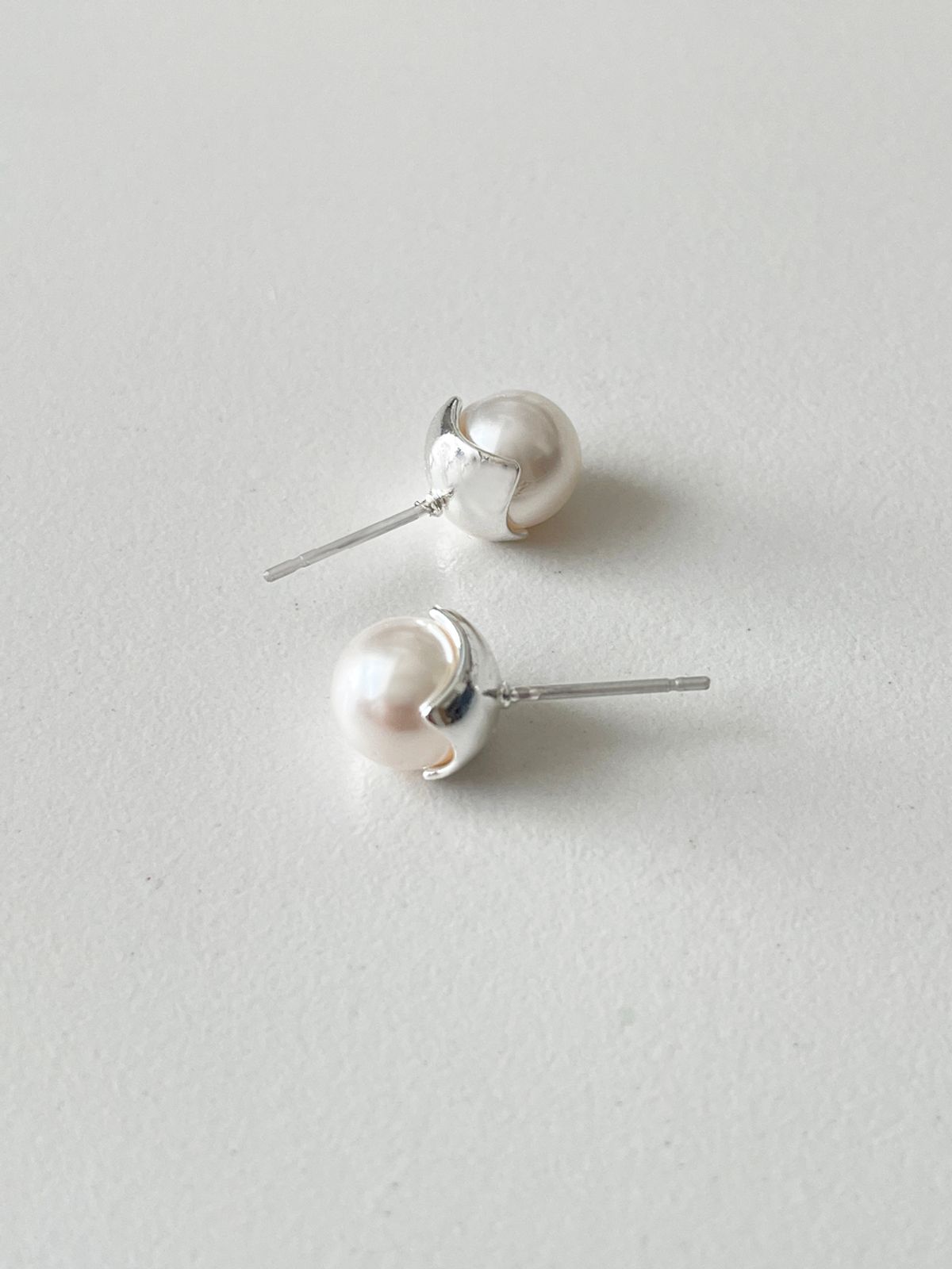 엘리오나(ELYONA) ELYONA Light Back Pearl Earrings 포멀 정장용 8mm 진주귀걸이 (Gold/Silver)