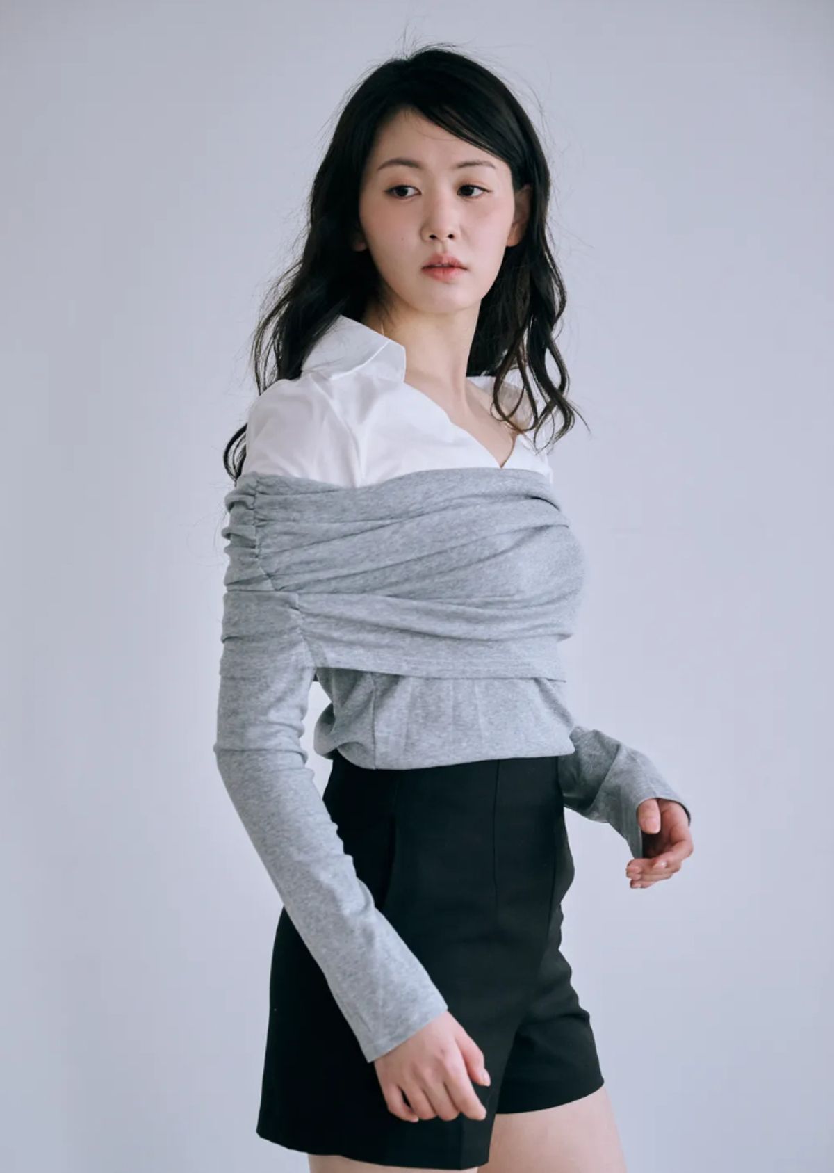 바이서우(BYSEOWOO) 제시카 오프숄더 배색 탑 (그레이)