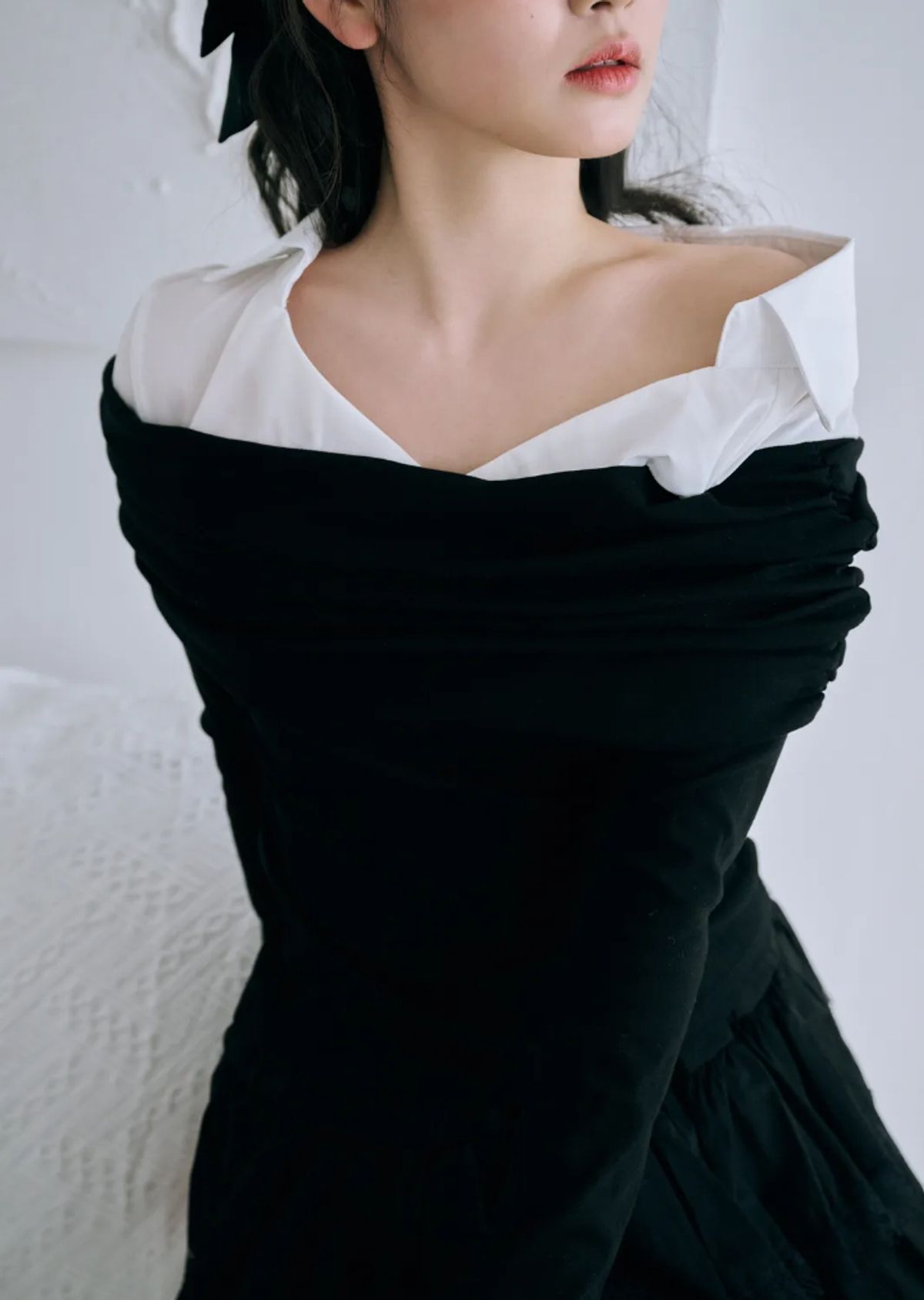 바이서우(BYSEOWOO) 제시카 오프숄더 배색 탑 (그레이)
