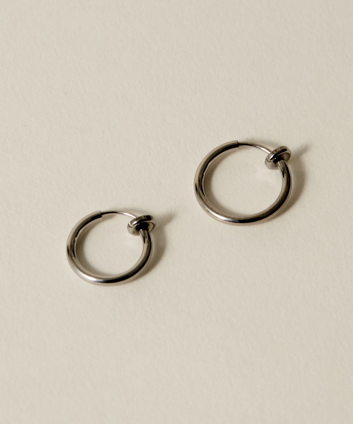 노비스도쿄(NOVICE TOKYO) 심플 후프 귀걸이 Simple Hoop Earring [Stainless]  / Silver
