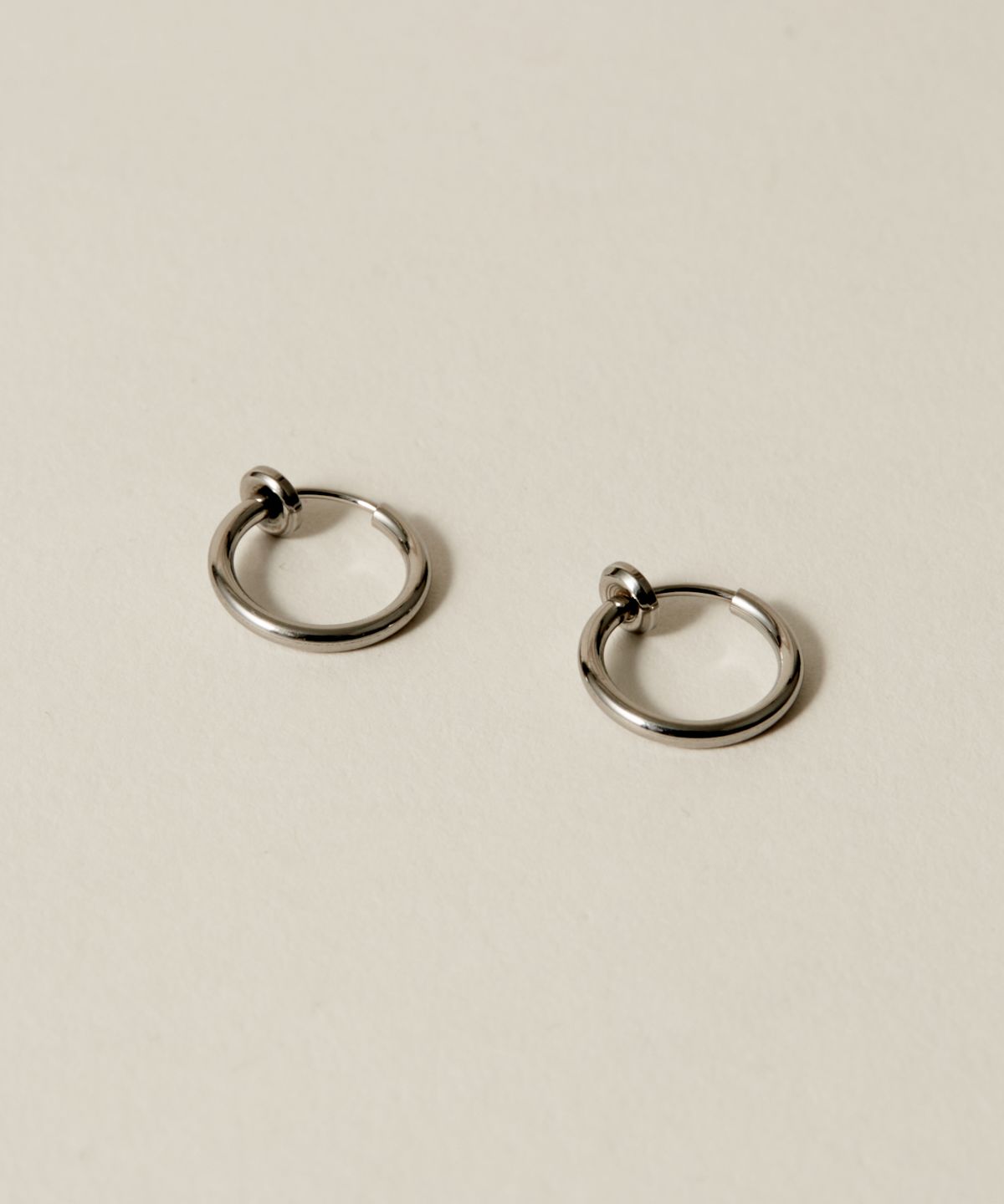 노비스도쿄(NOVICE TOKYO) 심플 후프 귀걸이 Simple Hoop Earring [Stainless]  / Silver